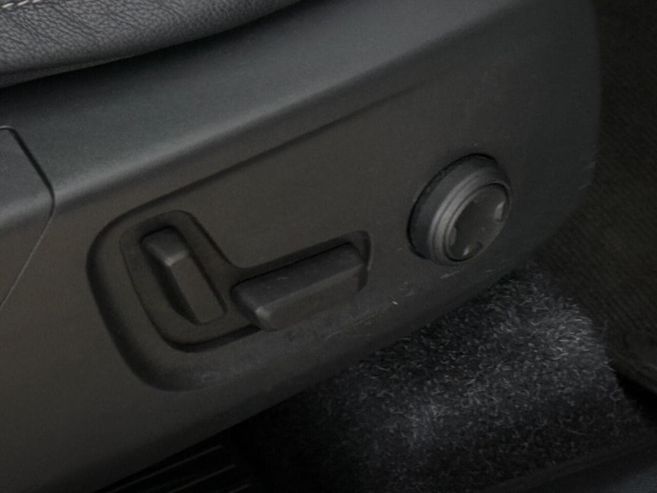 Volvo XC40 thumbnail Misc Controls