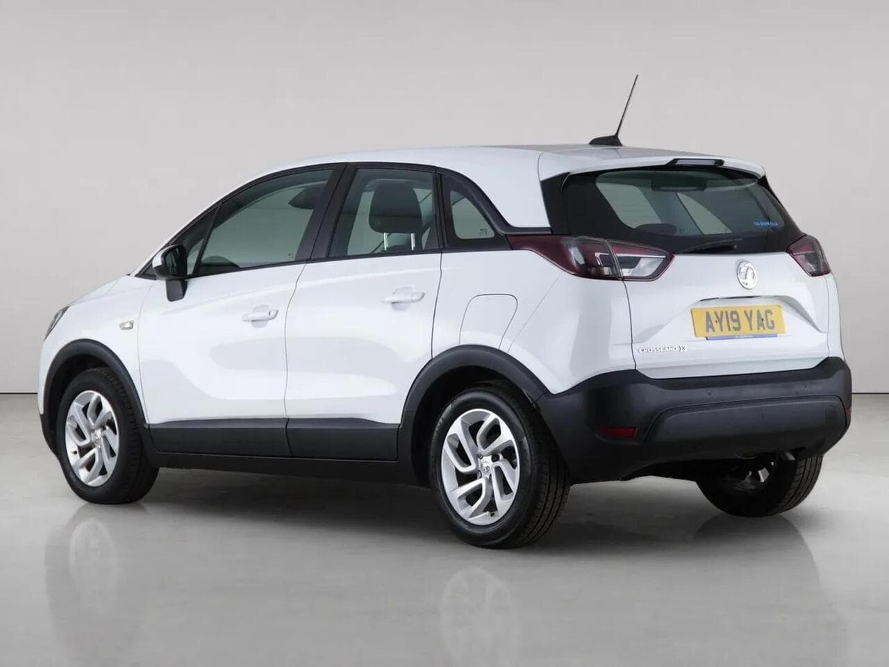 Vauxhall Crossland X thumbnail Rear Left