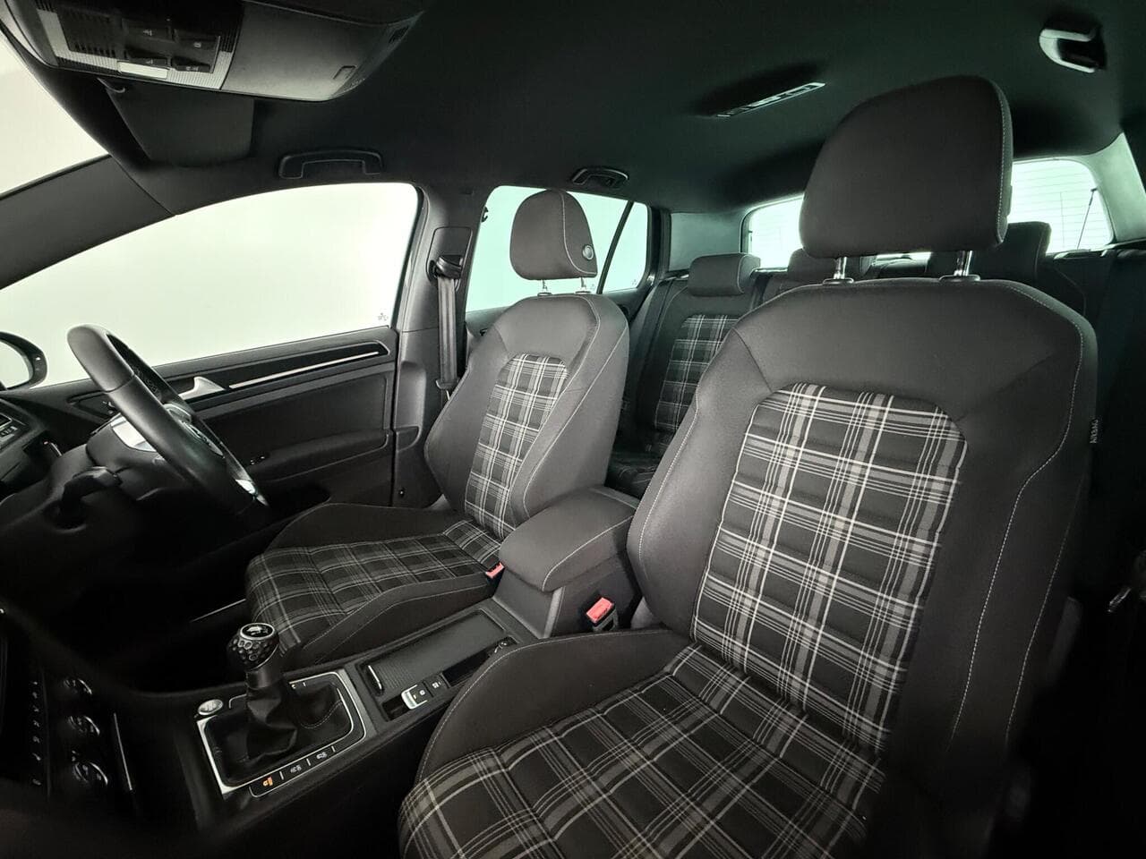 Volkswagen Golf thumbnail Seat Front Passenger