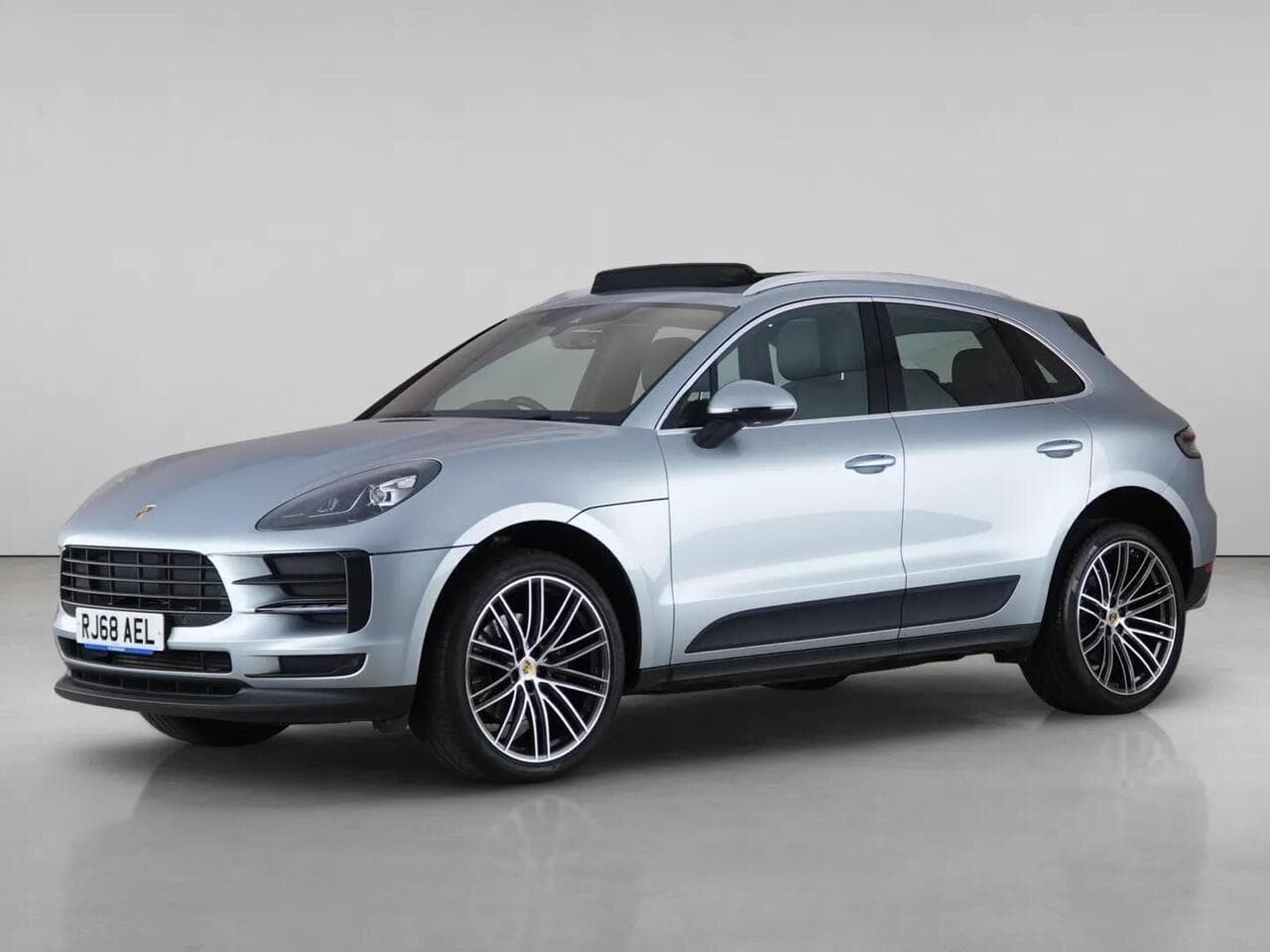 Porsche Macan thumbnail Front Left