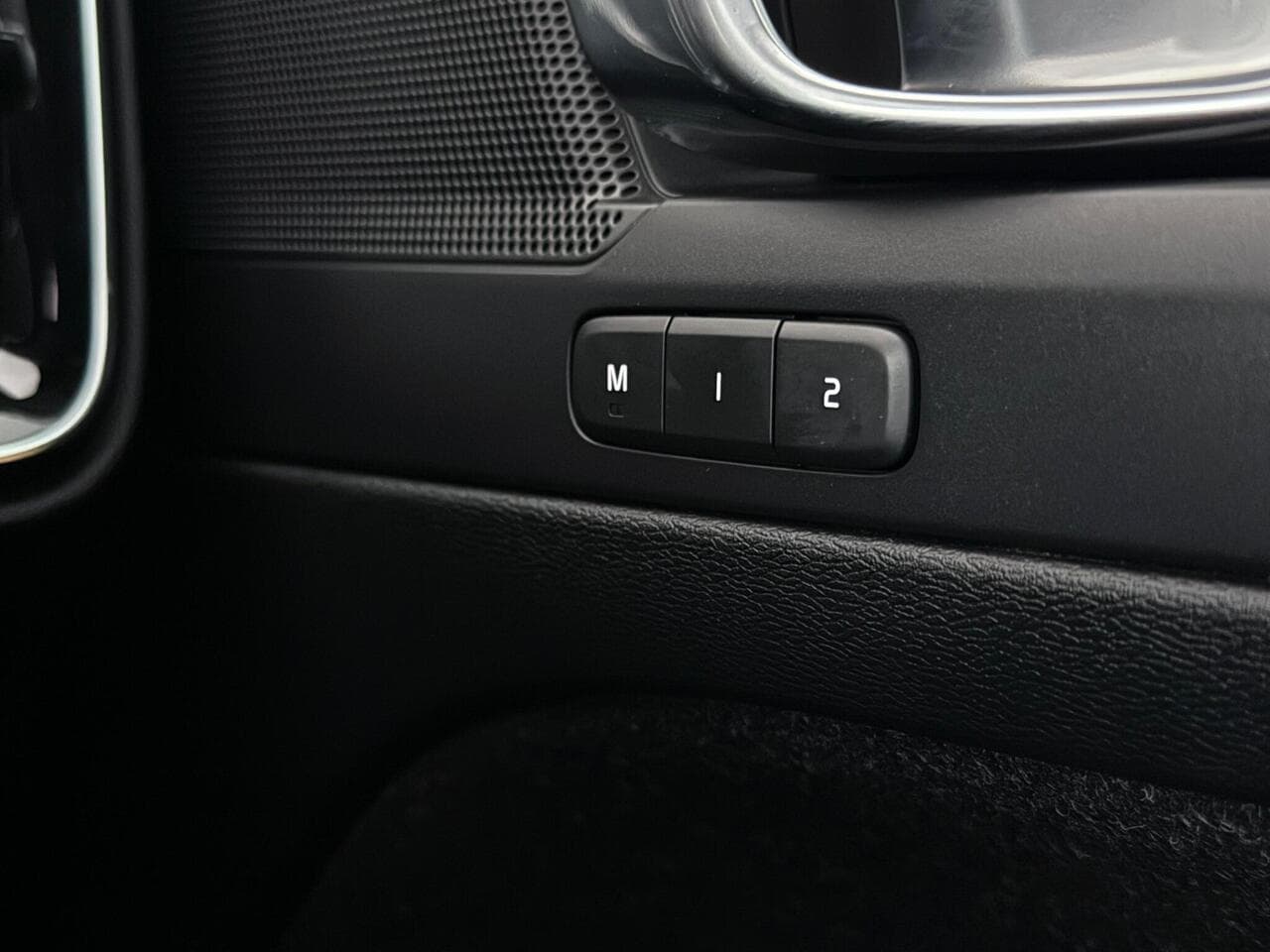 Volvo XC40 thumbnail Misc Controls