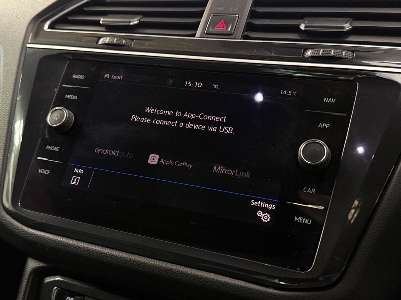 Volkswagen Tiguan thumbnail Infotainment System