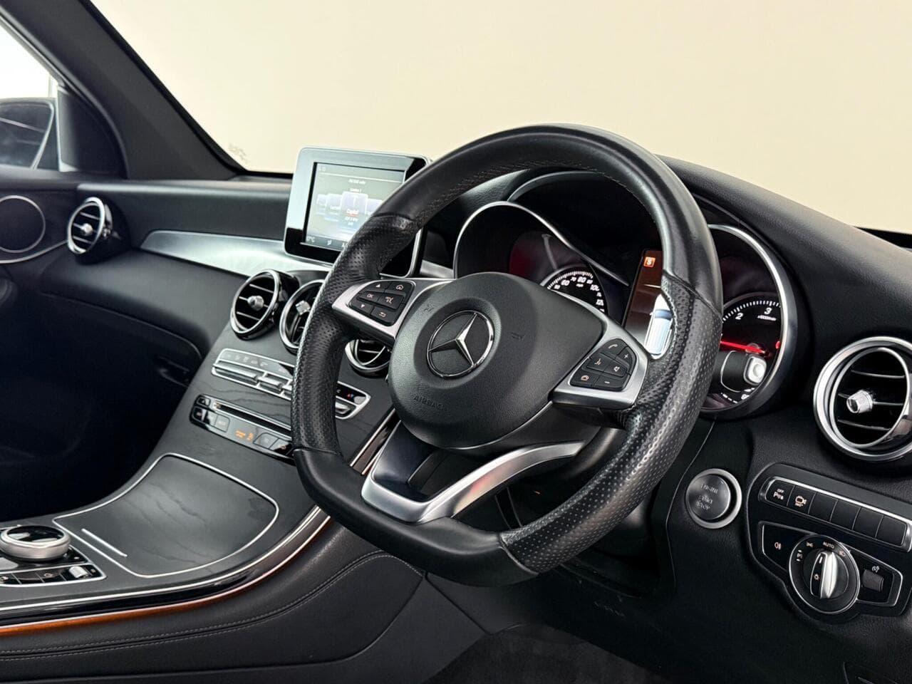 Mercedes-Benz GLC thumbnail Interior Front