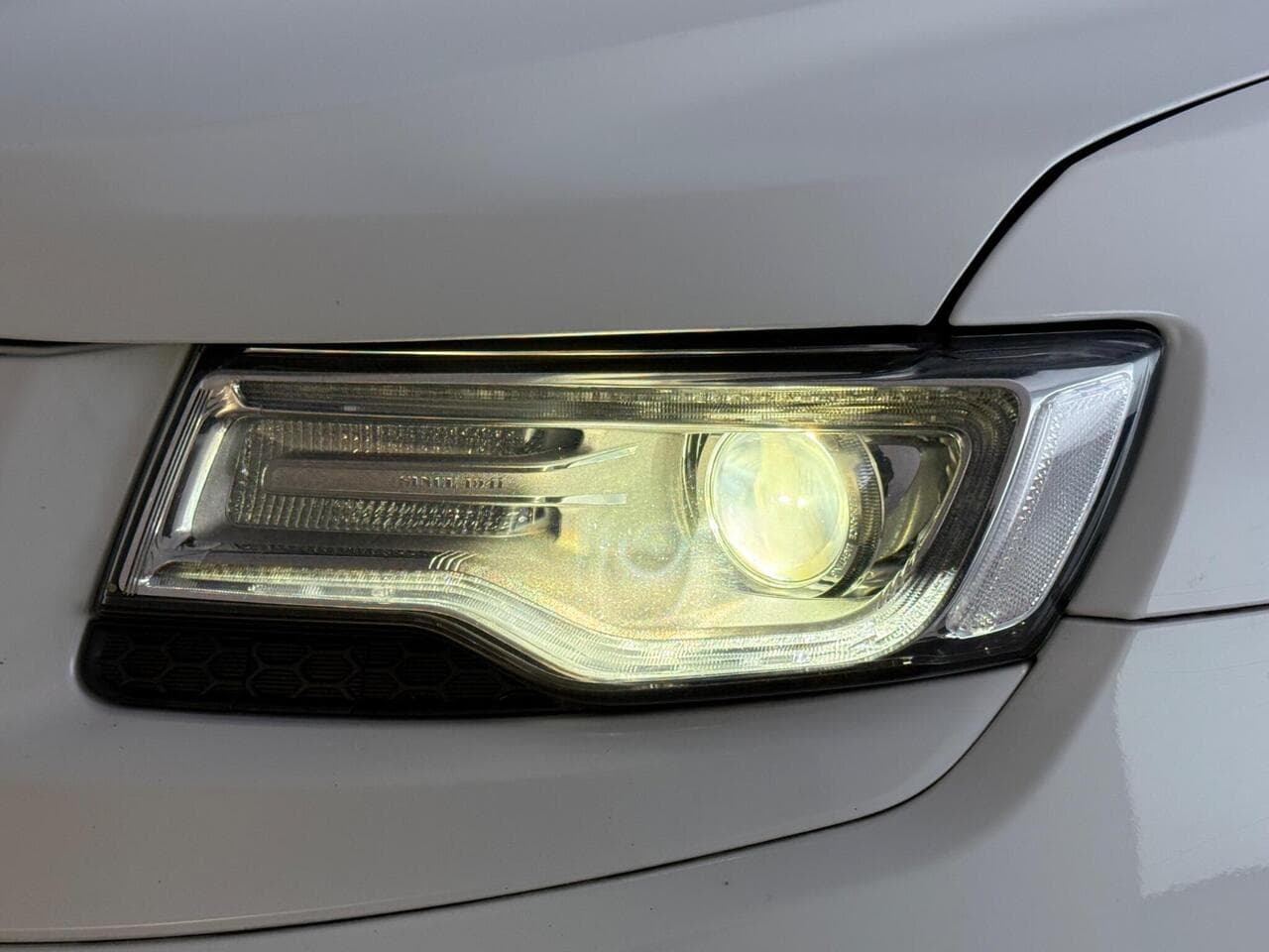 Jeep Grand Cherokee thumbnail Lights Front