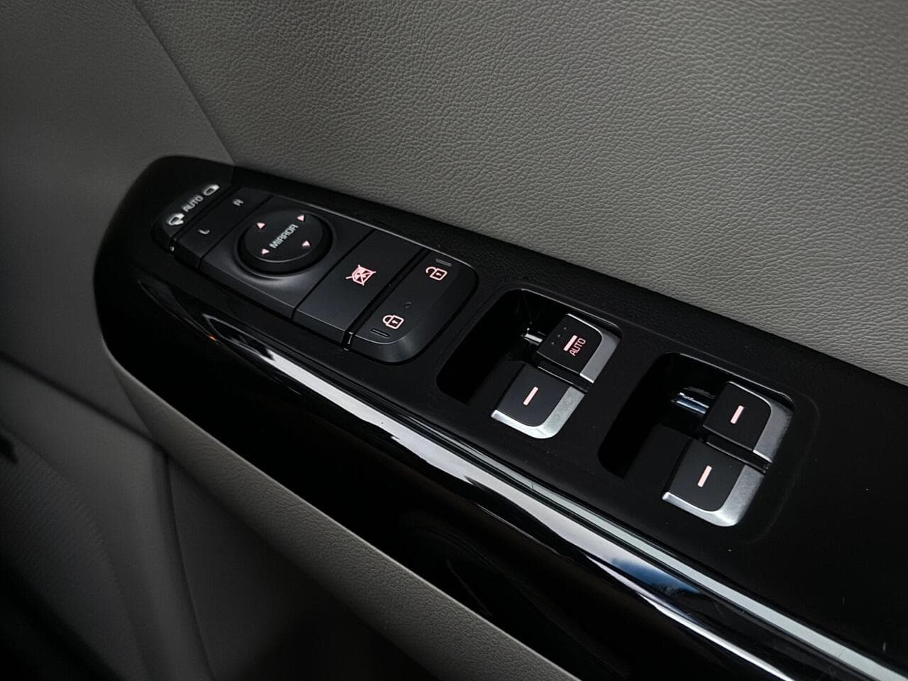 Kia Sportage thumbnail Misc Controls