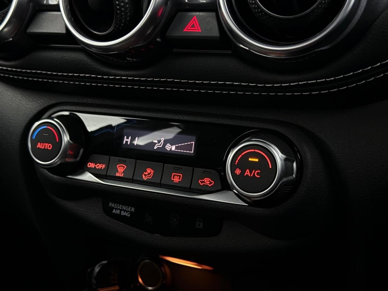 Nissan Juke thumbnail Interior Front