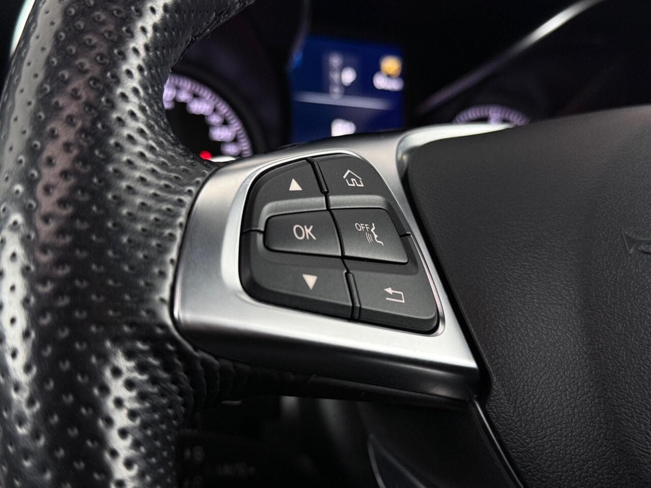 Mercedes-Benz GLC thumbnail Misc Controls