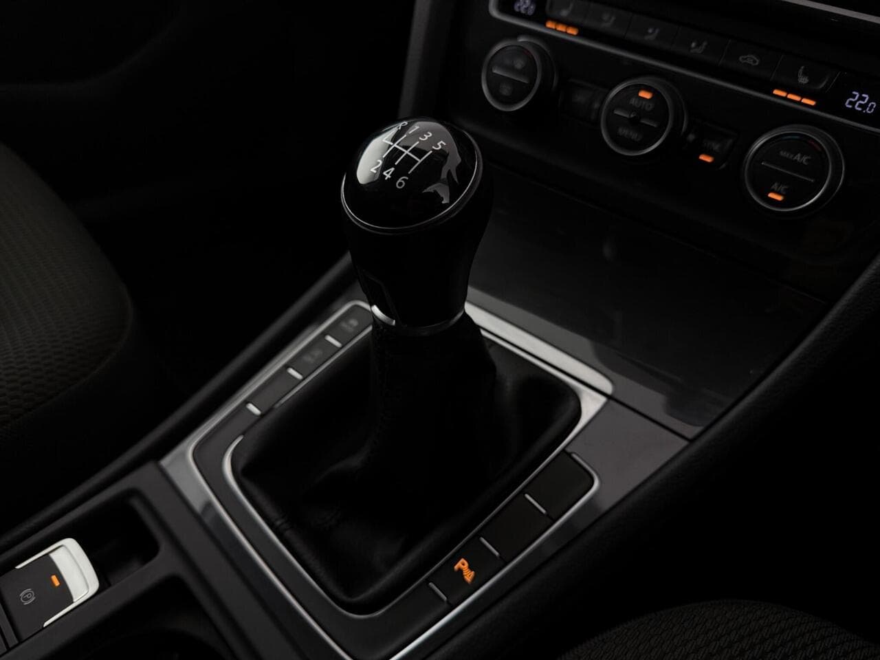 Volkswagen Golf thumbnail Interior Front