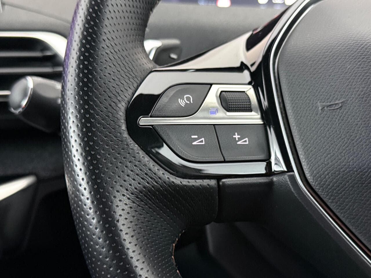 Peugeot 5008 thumbnail Misc Controls