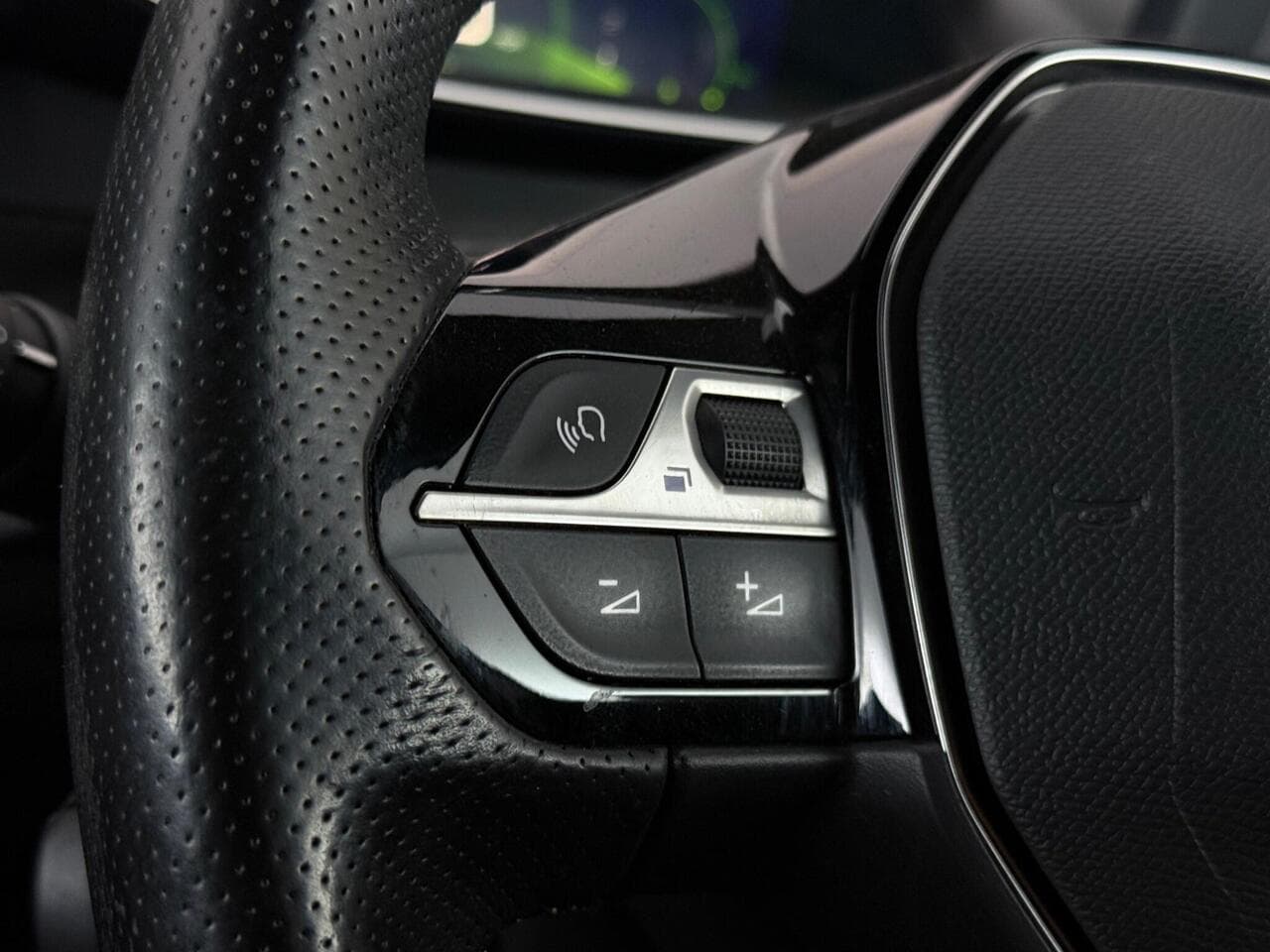 Peugeot 208 thumbnail Misc Controls