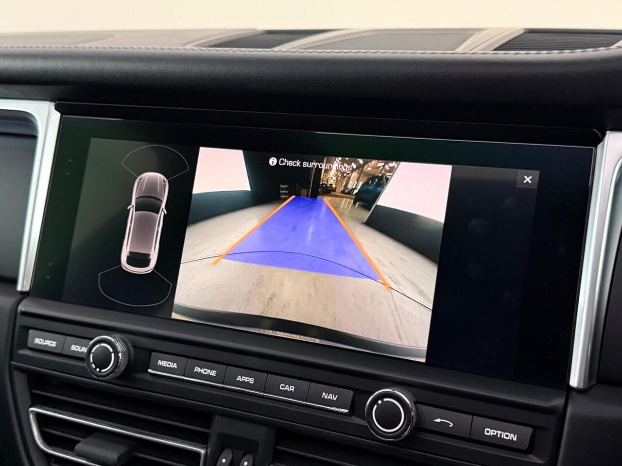 Porsche Macan thumbnail Infotainment System
