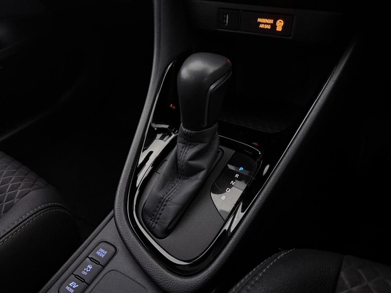 Toyota Yaris thumbnail Interior Front