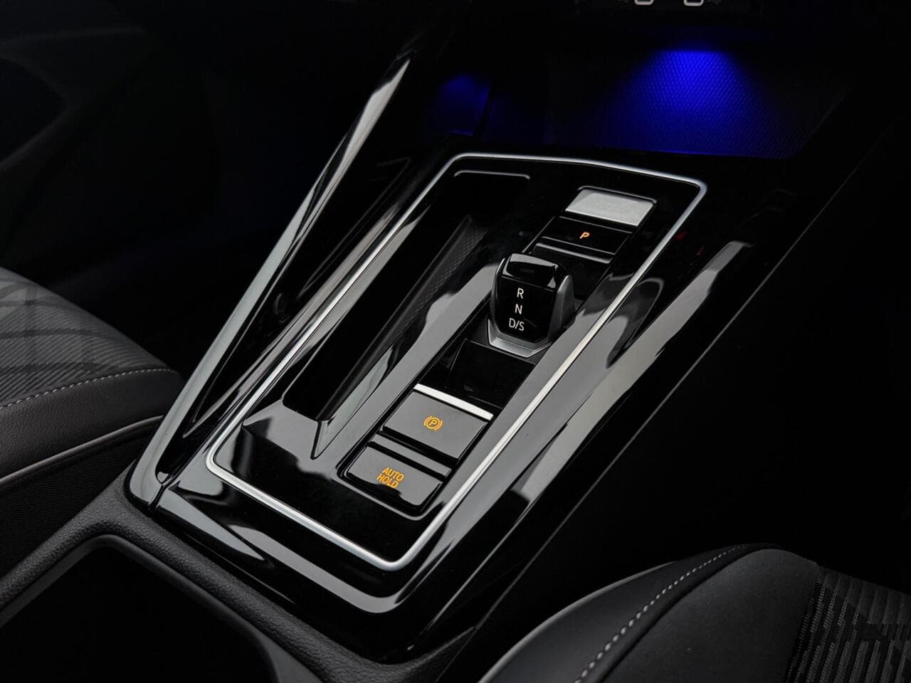 Volkswagen Golf thumbnail Interior Front