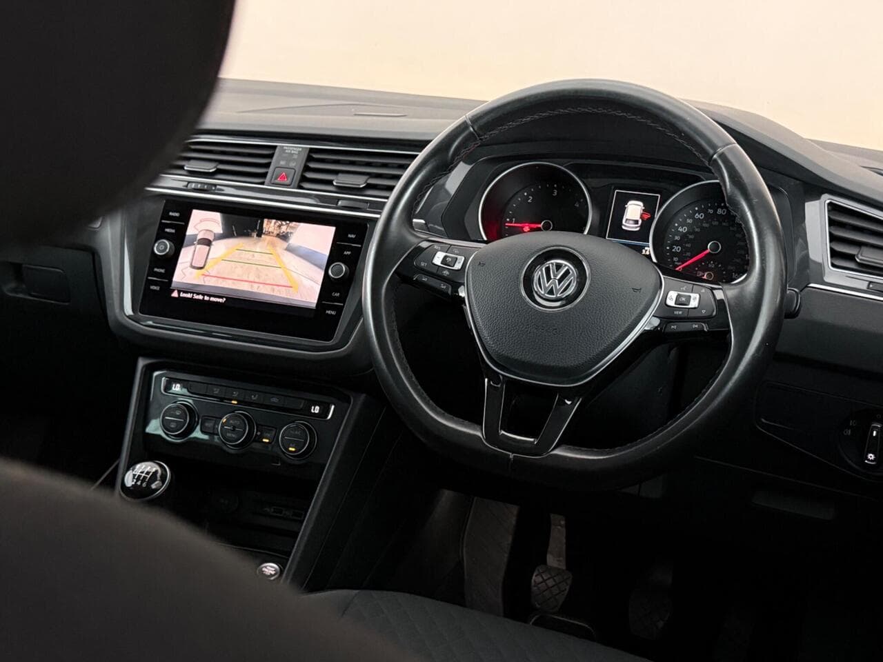 Volkswagen Tiguan thumbnail Interior Front