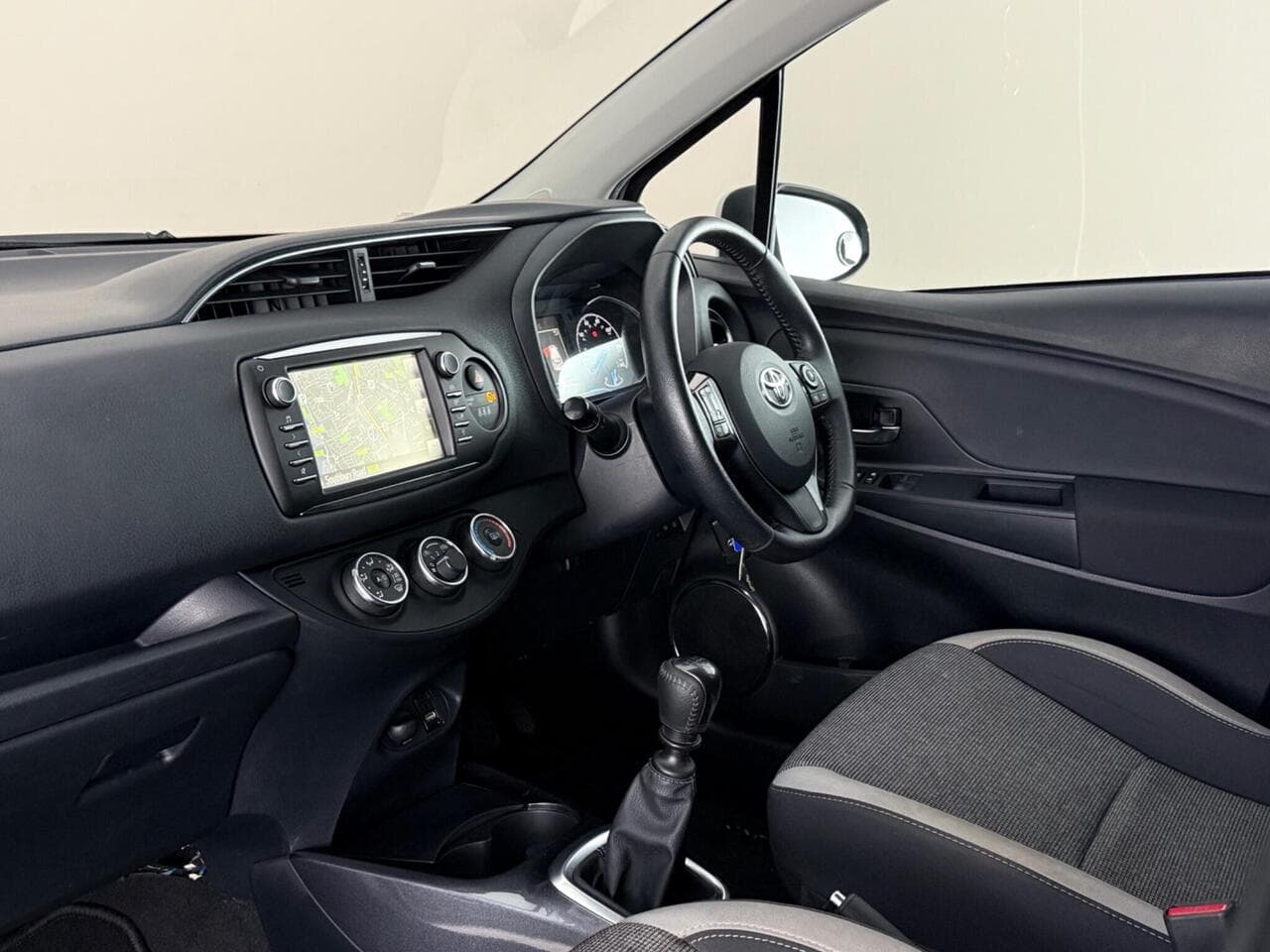 Toyota Yaris thumbnail Interior Front