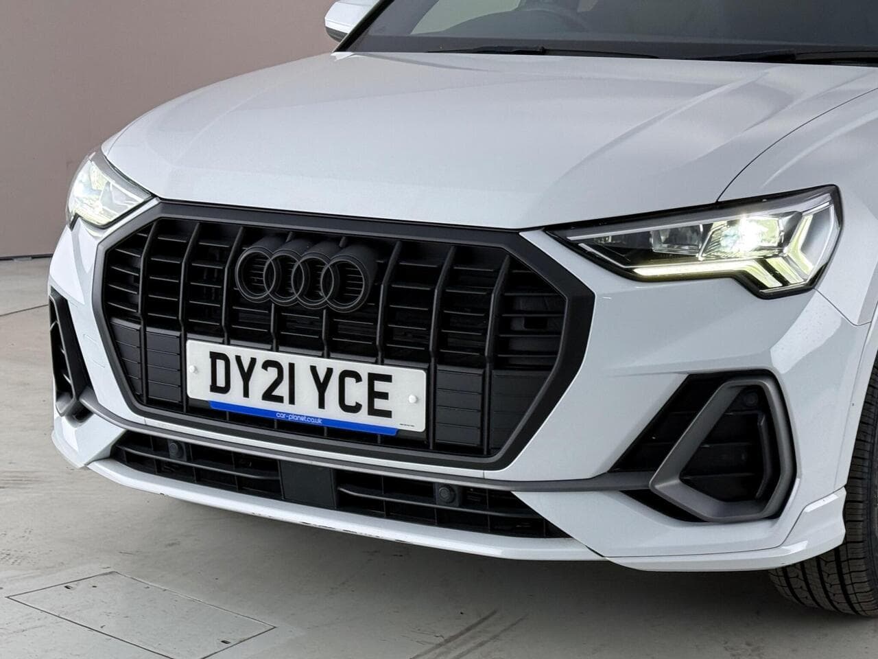 Audi Q3 thumbnail Lights Front