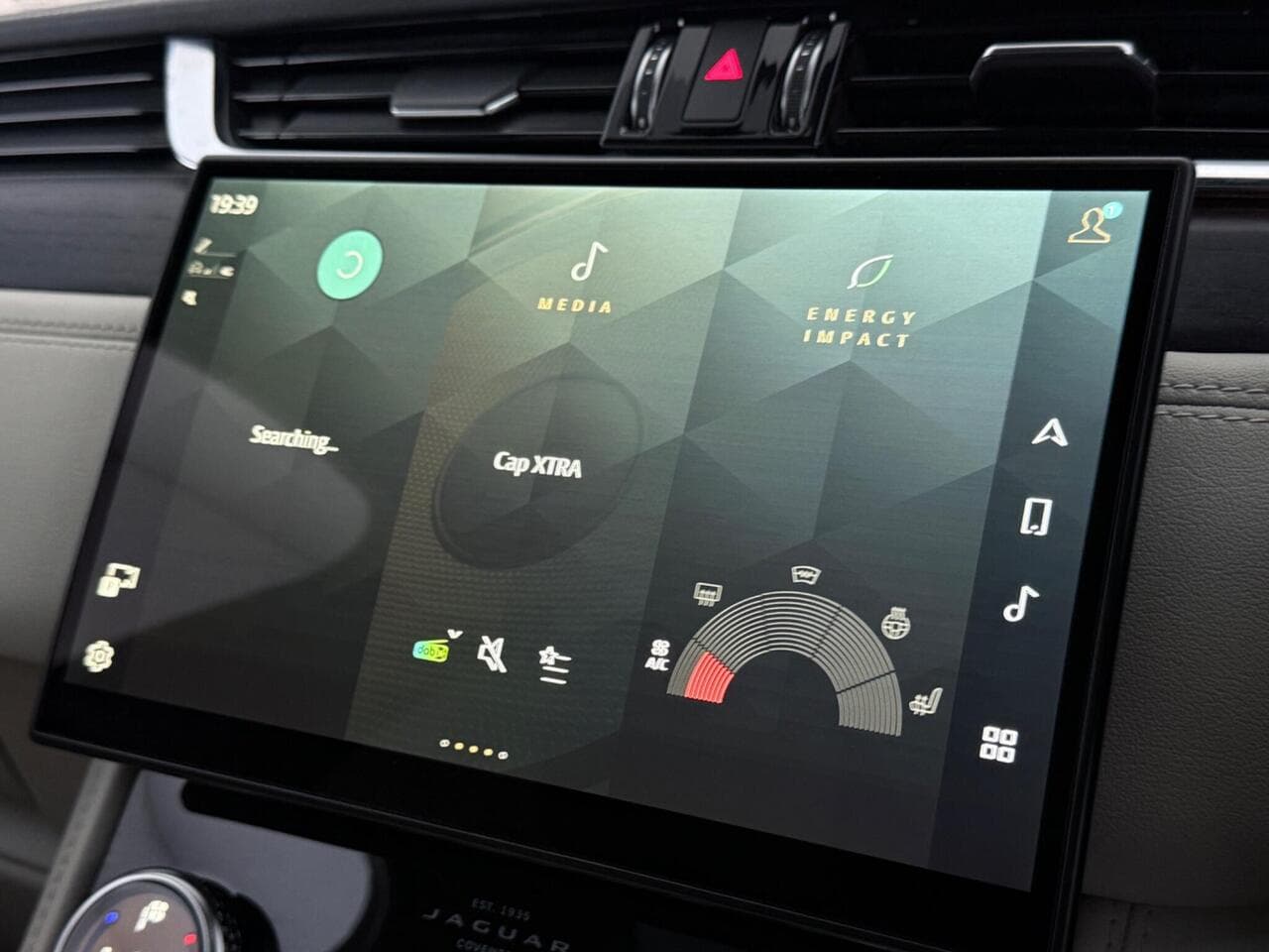 Jaguar F-PACE thumbnail Infotainment System