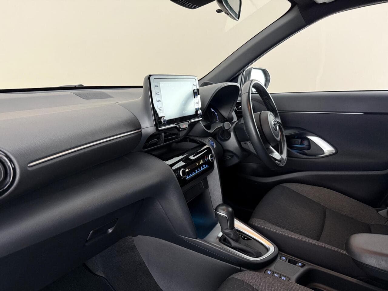 Toyota Yaris Cross thumbnail Interior Front