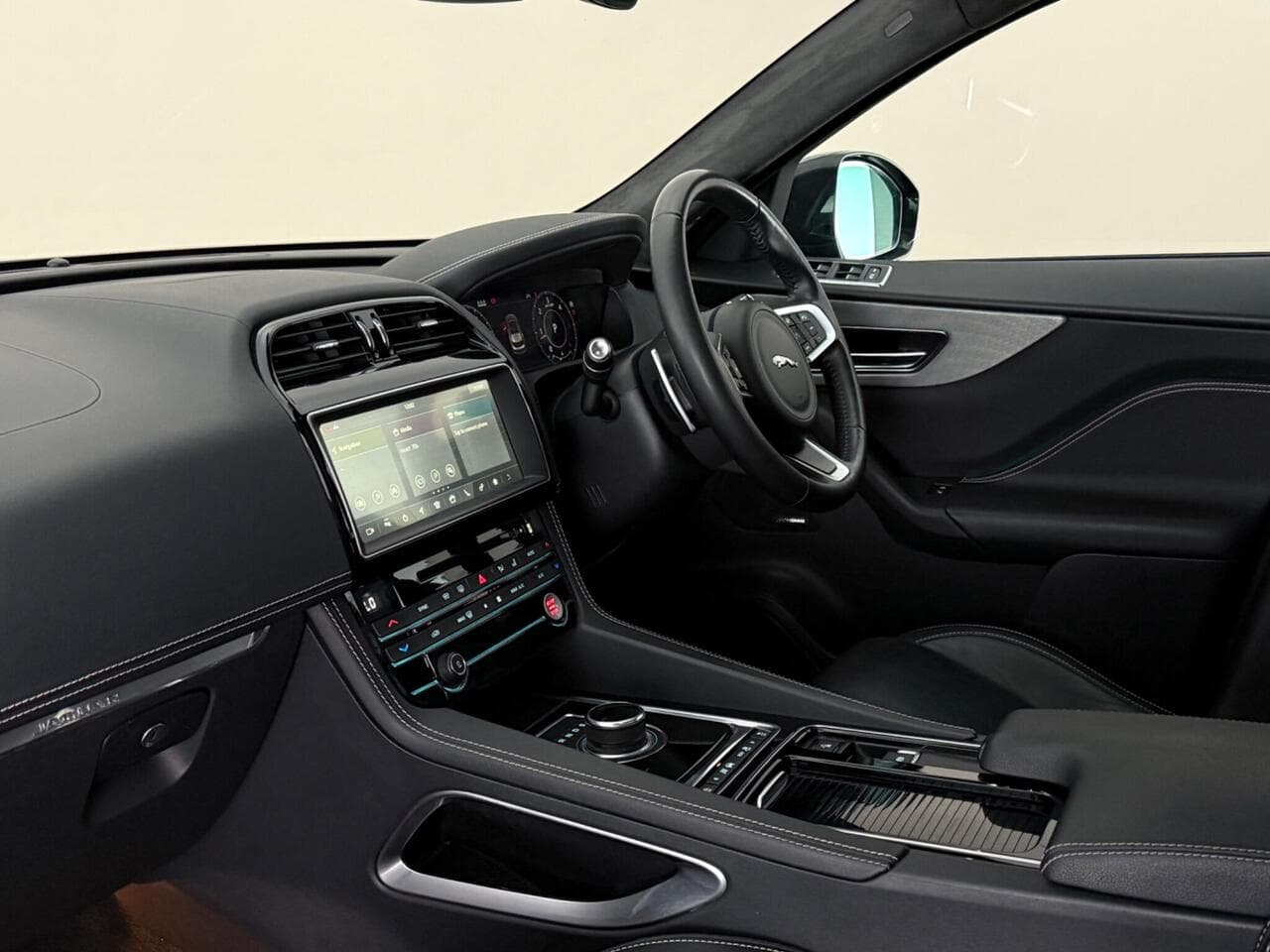 Jaguar F-PACE thumbnail Interior Front