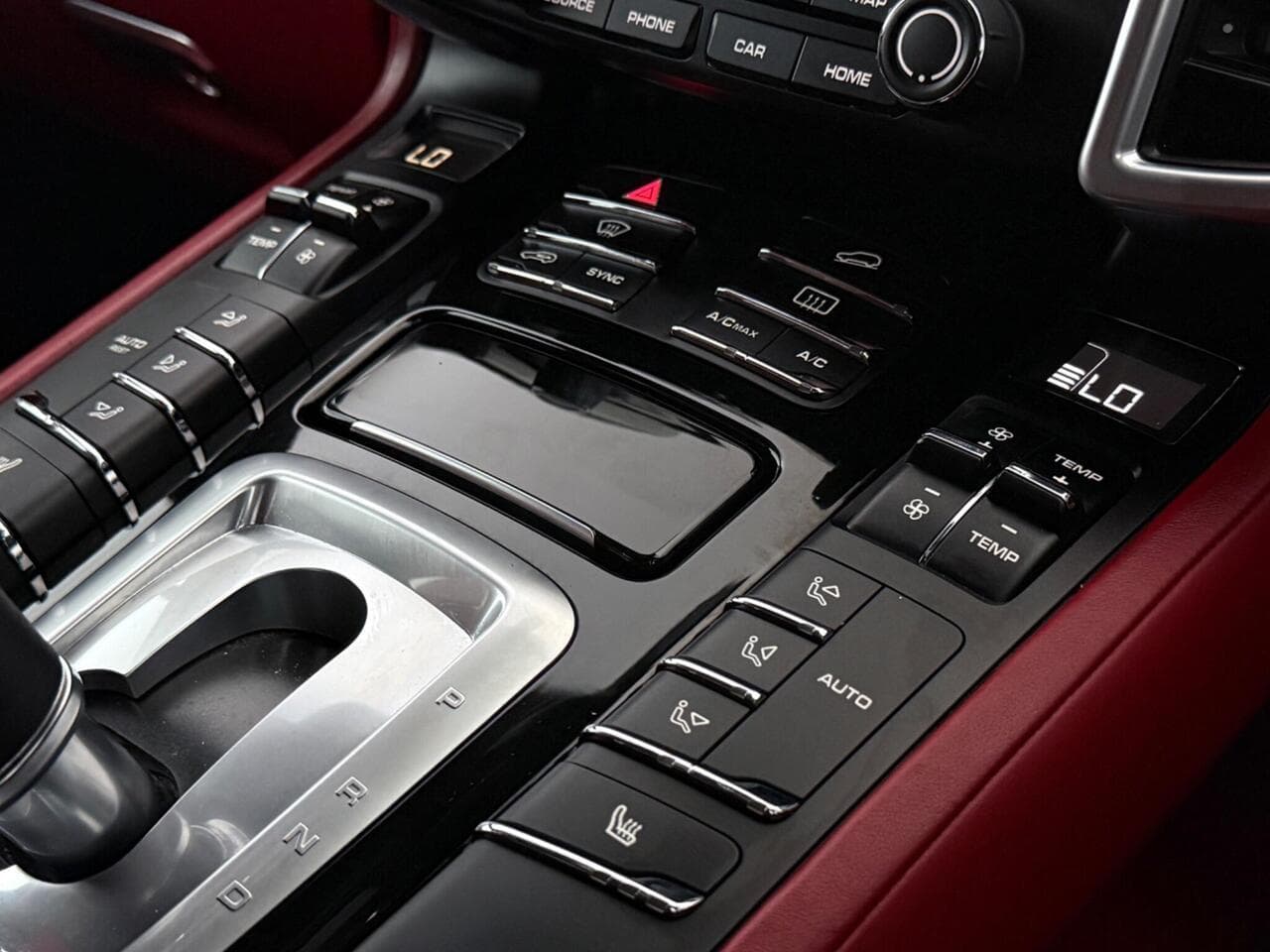 Porsche Cayenne thumbnail Interior Front