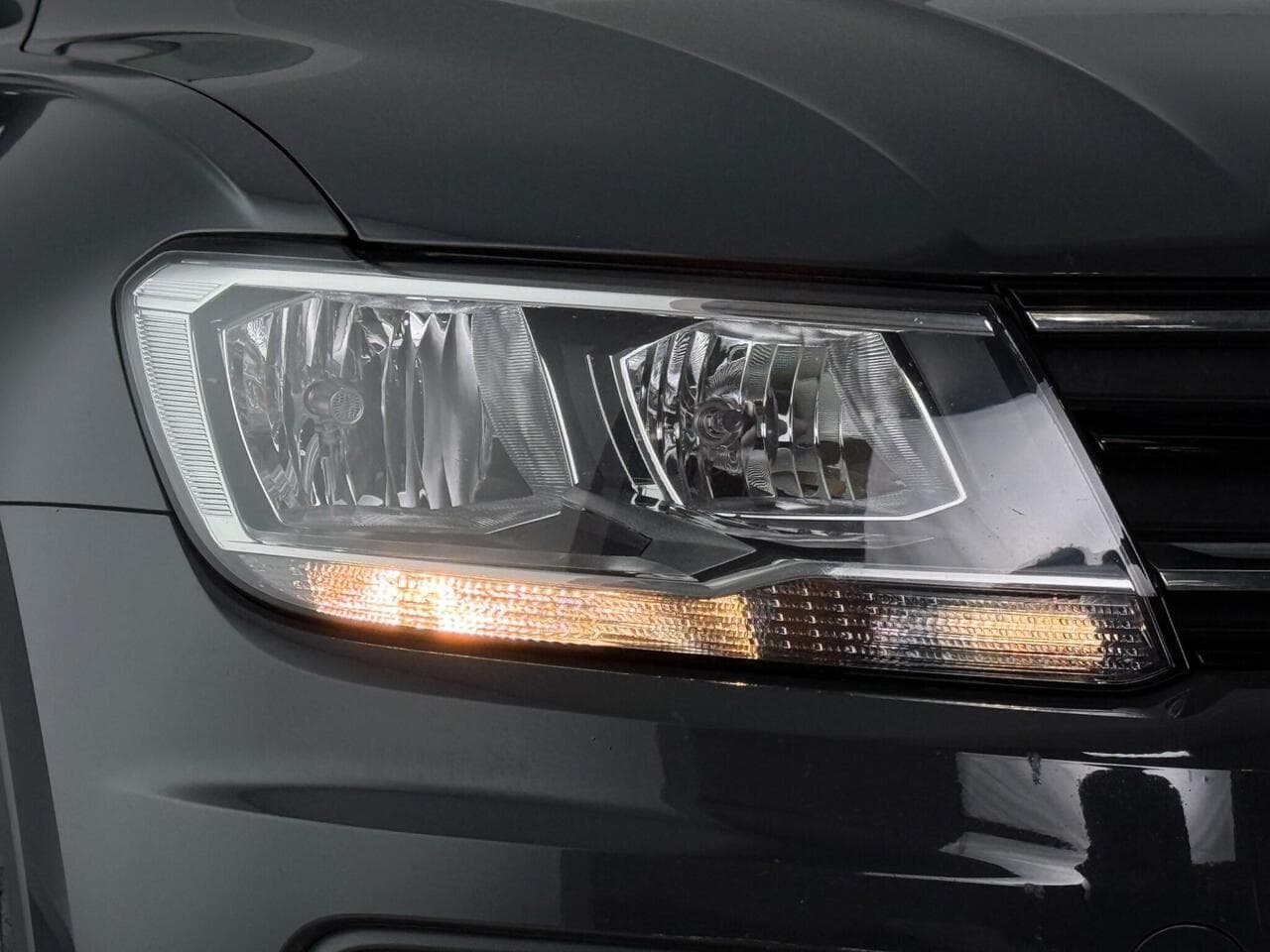 Volkswagen Tiguan thumbnail Lights Front