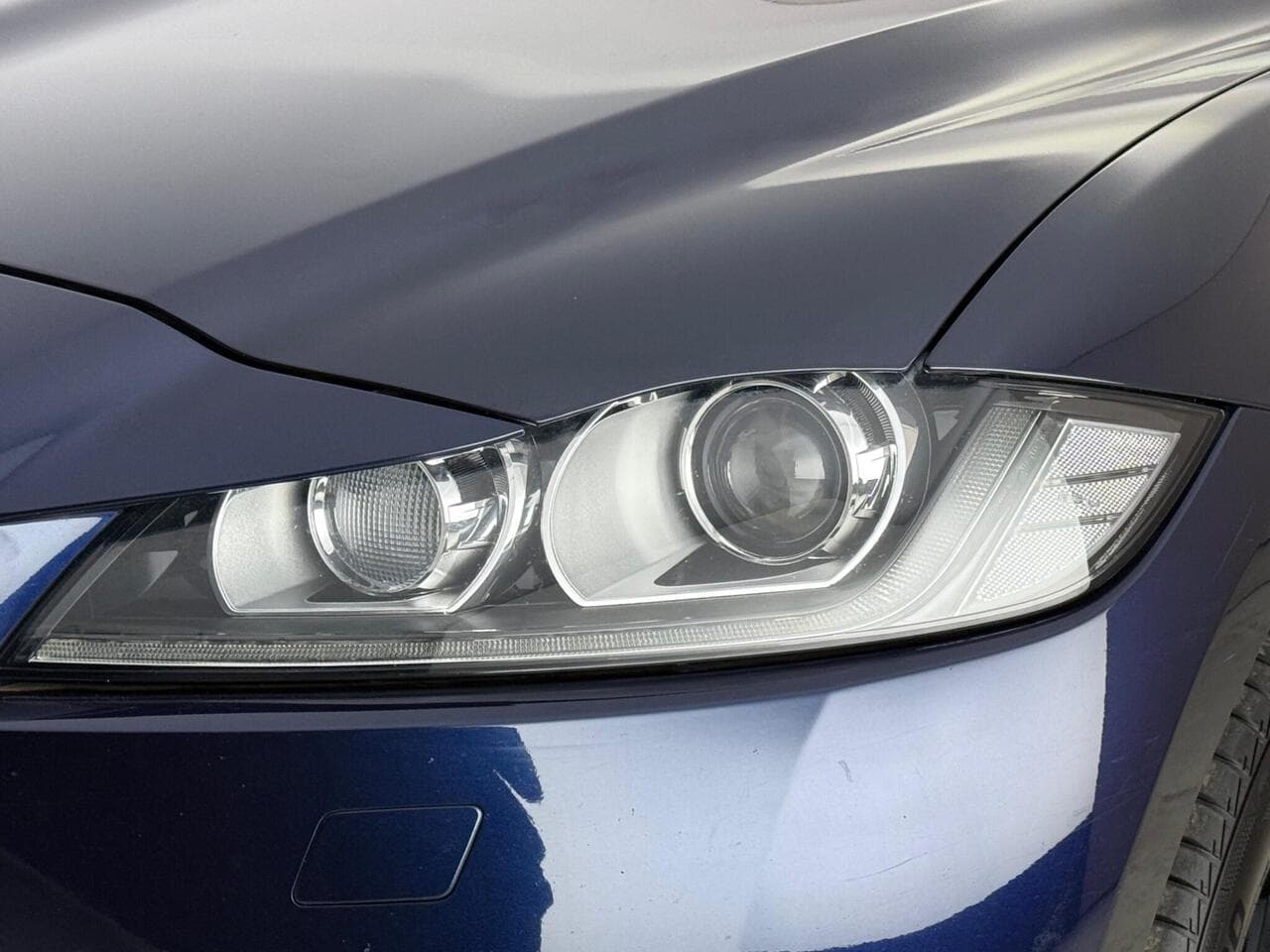 Jaguar F-PACE thumbnail Lights Front