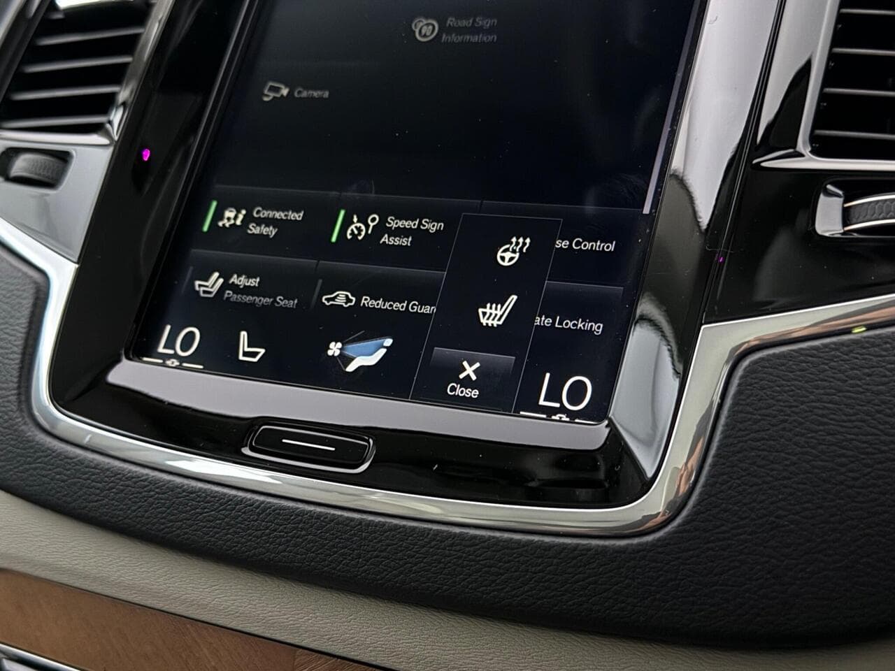 Volvo XC90 thumbnail Infotainment System