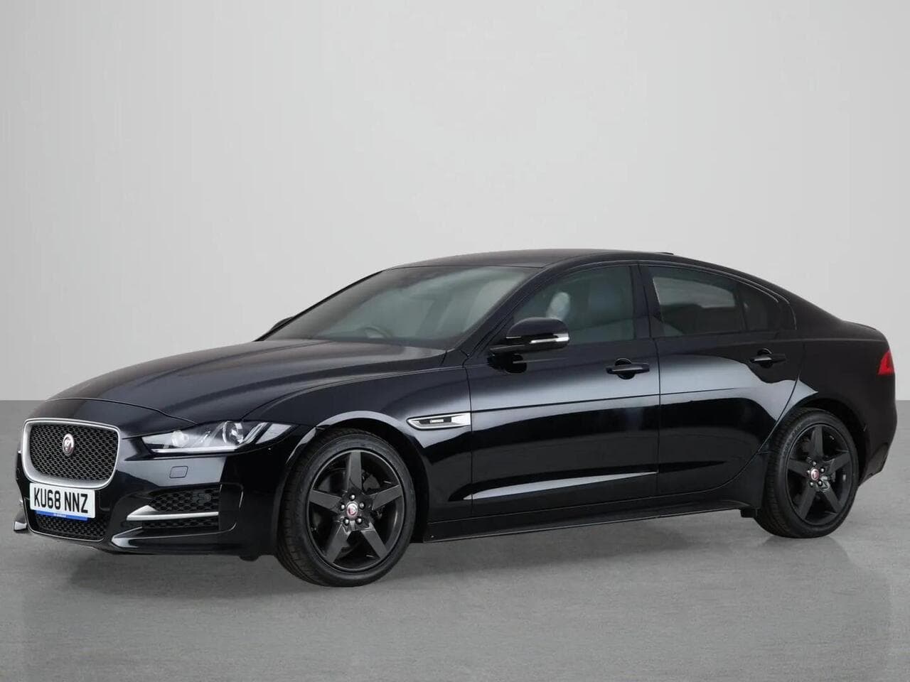 Jaguar XE thumbnail Front Left