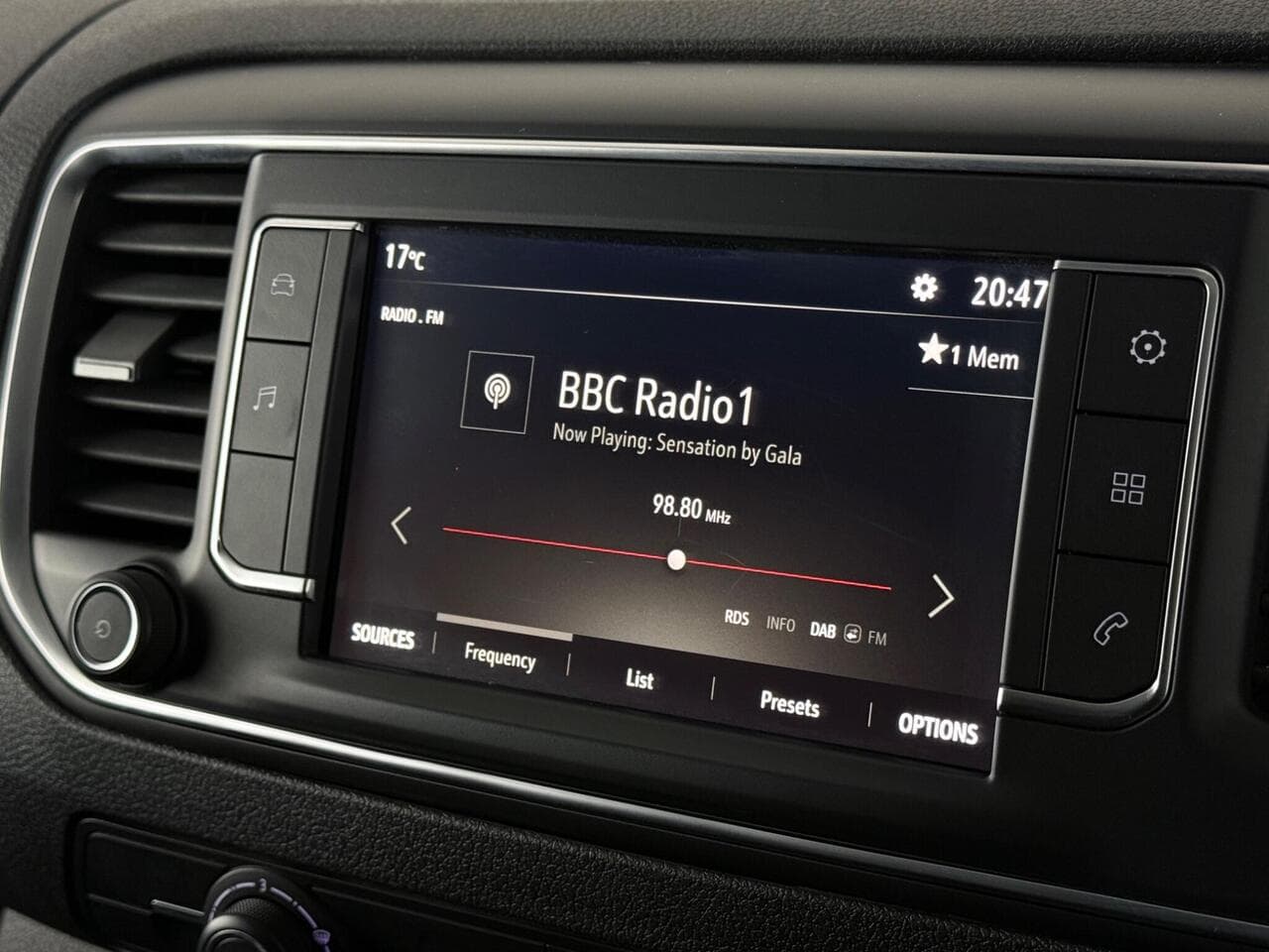 Vauxhall Vivaro thumbnail Infotainment System