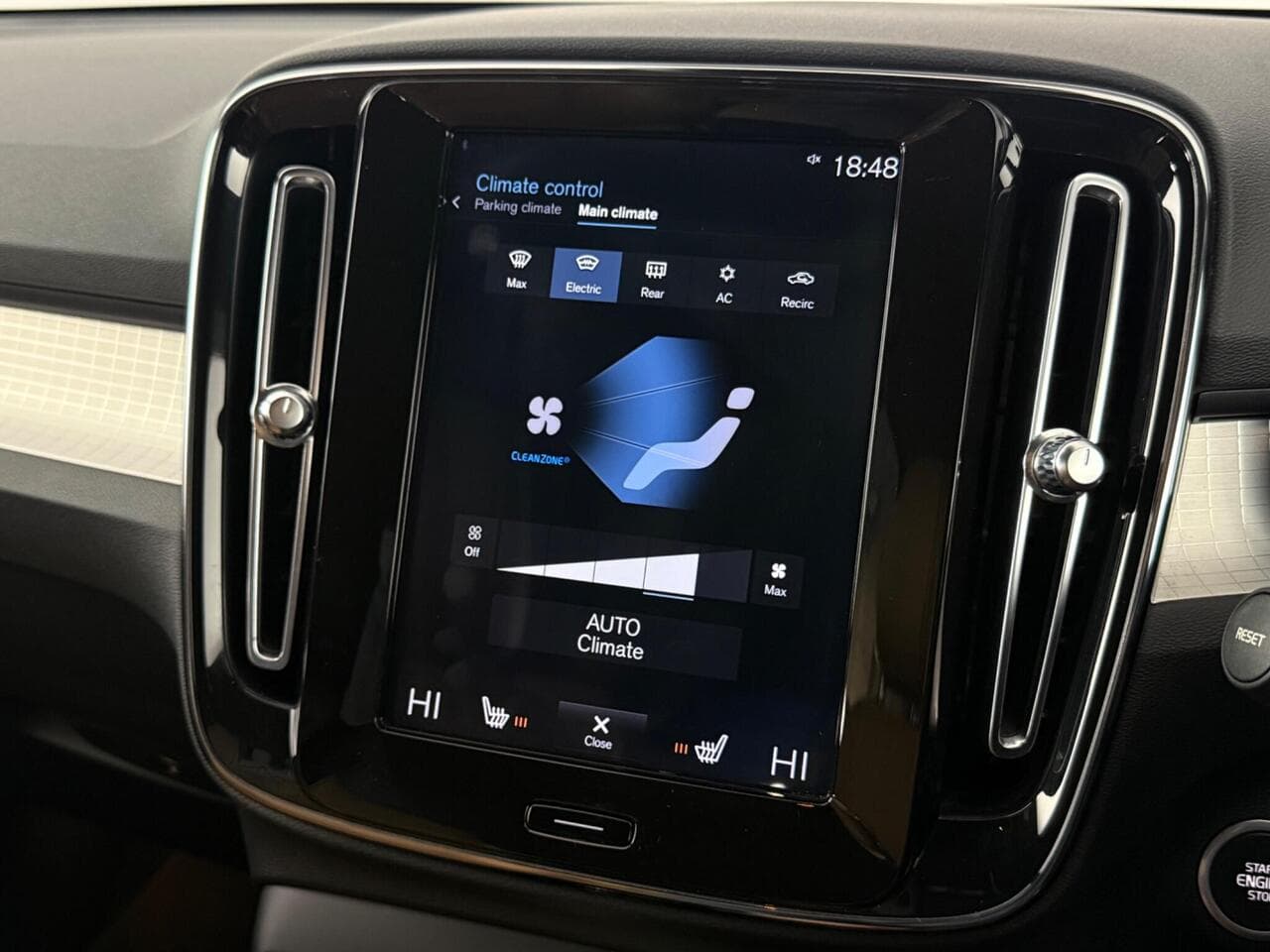 Volvo XC40 thumbnail Infotainment System