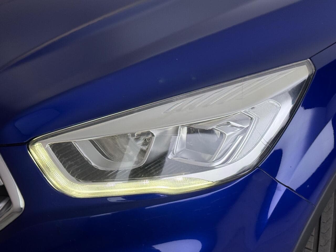 Ford Kuga thumbnail Lights Front