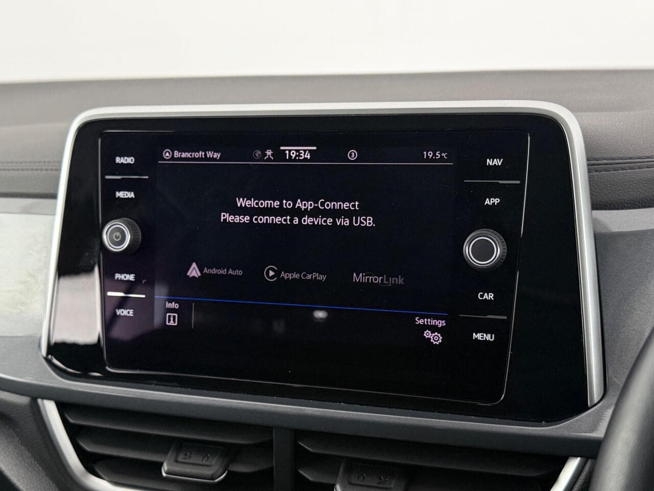 Volkswagen T-Roc thumbnail Infotainment System