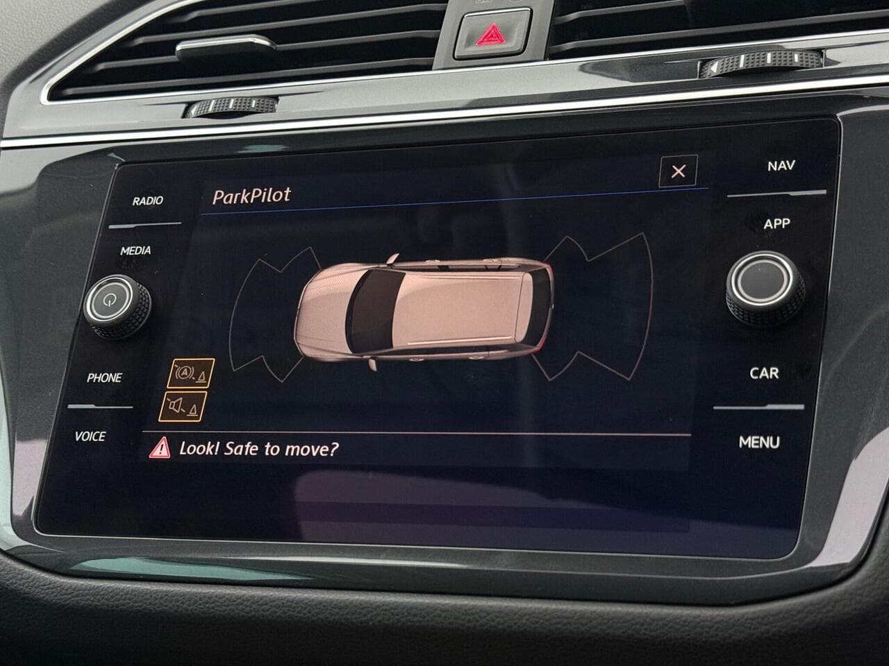 Volkswagen Tiguan thumbnail Infotainment System