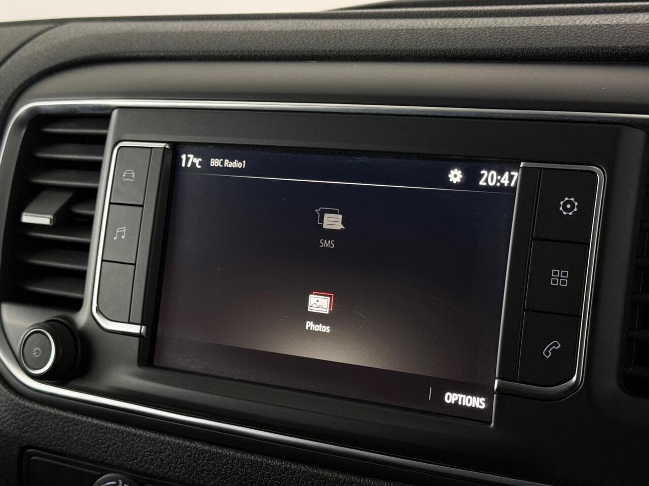 Vauxhall Vivaro thumbnail Infotainment System