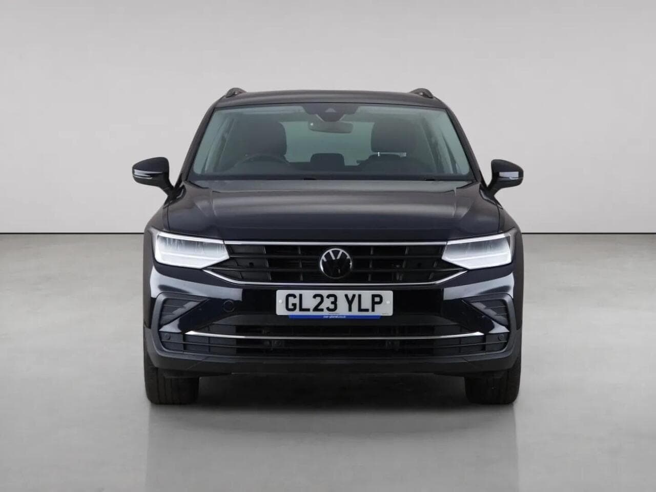 Volkswagen Tiguan thumbnail Front