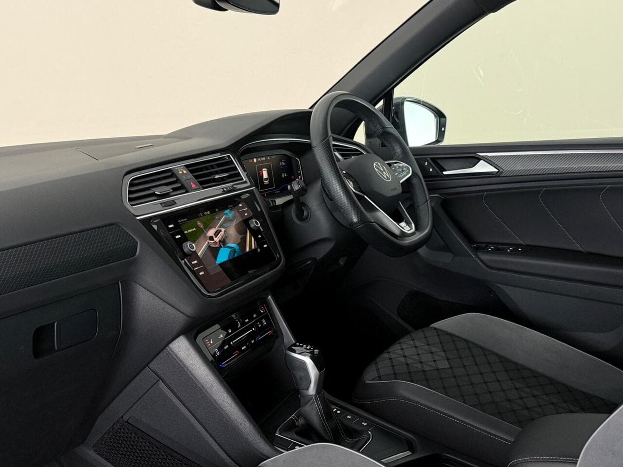 Volkswagen Tiguan thumbnail Interior Front