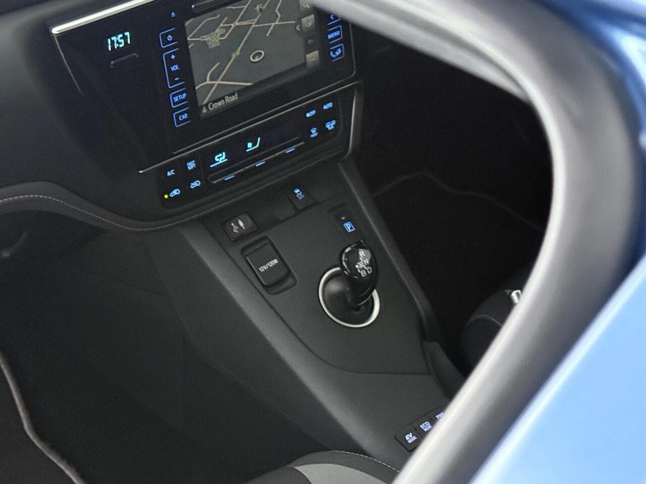 Toyota Auris thumbnail Interior Front