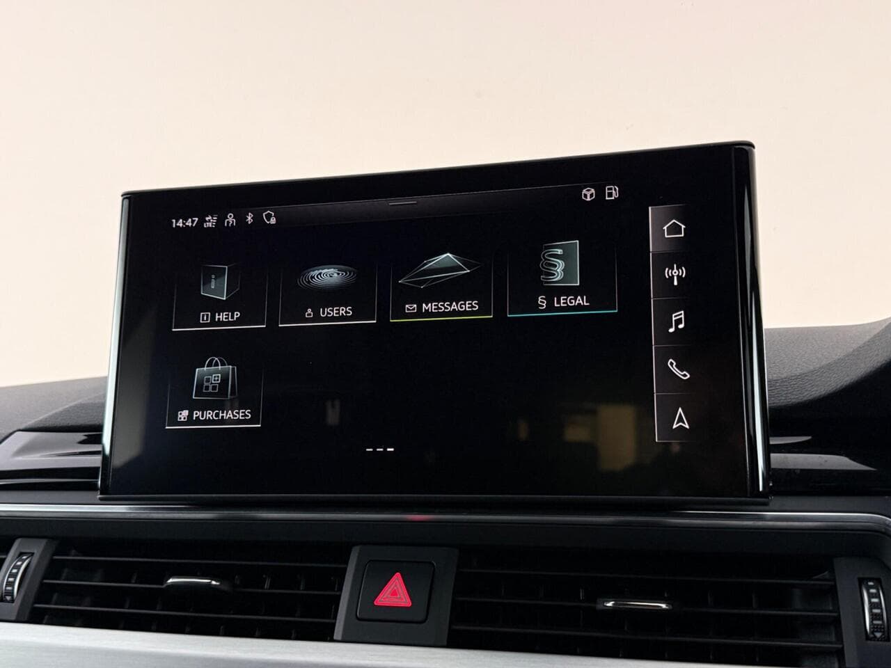 Audi A4 Avant thumbnail Infotainment System