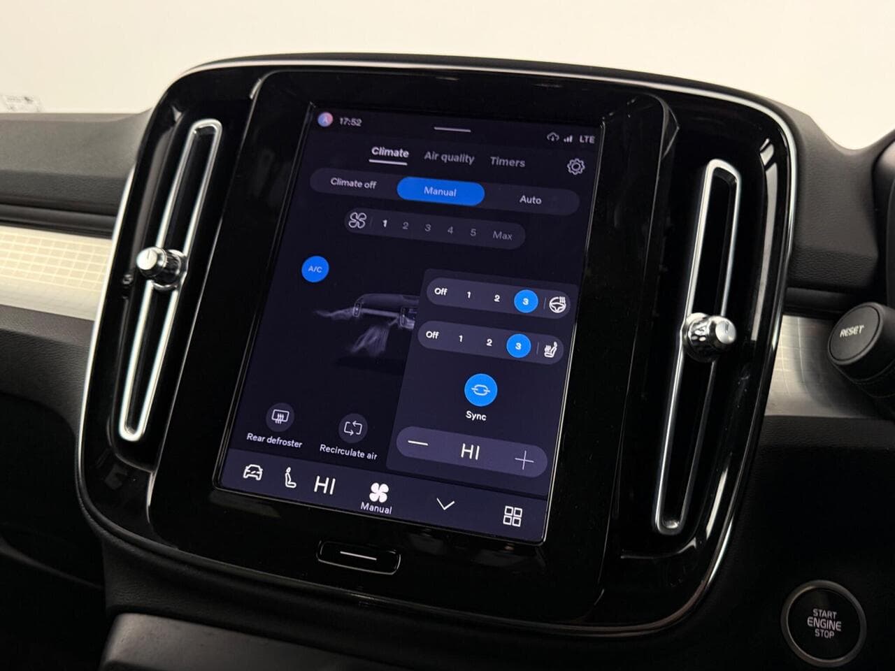 Volvo XC40 thumbnail Infotainment System