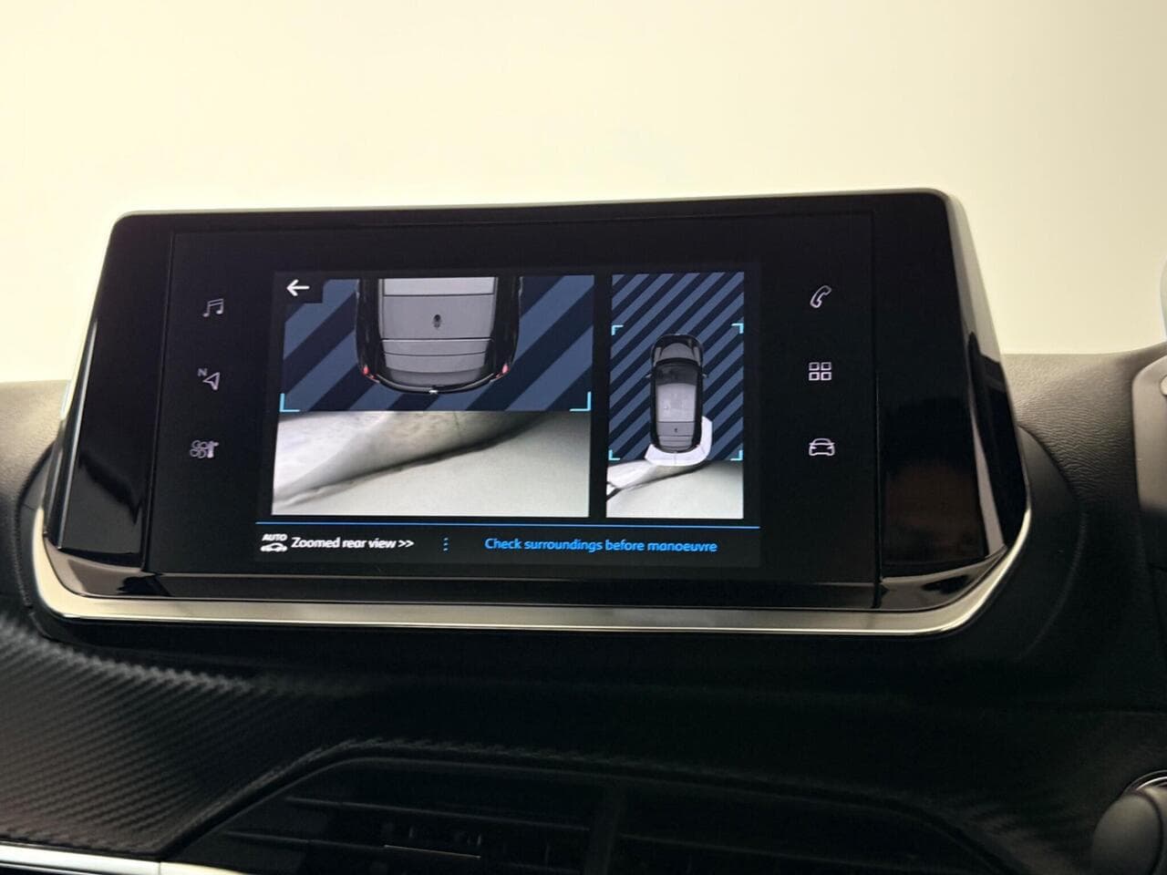 Peugeot 208 thumbnail Infotainment System