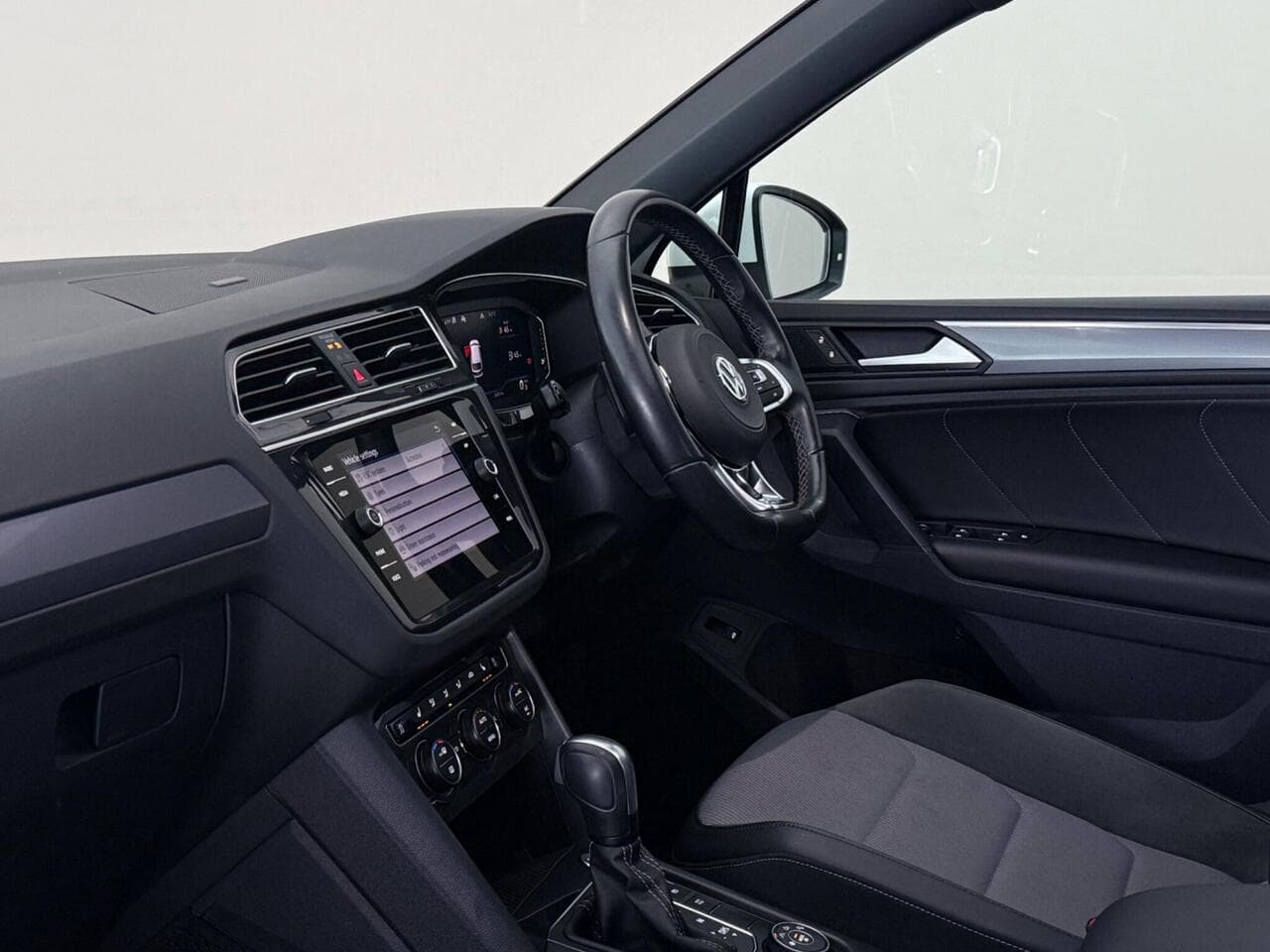 Volkswagen Tiguan thumbnail Interior Front