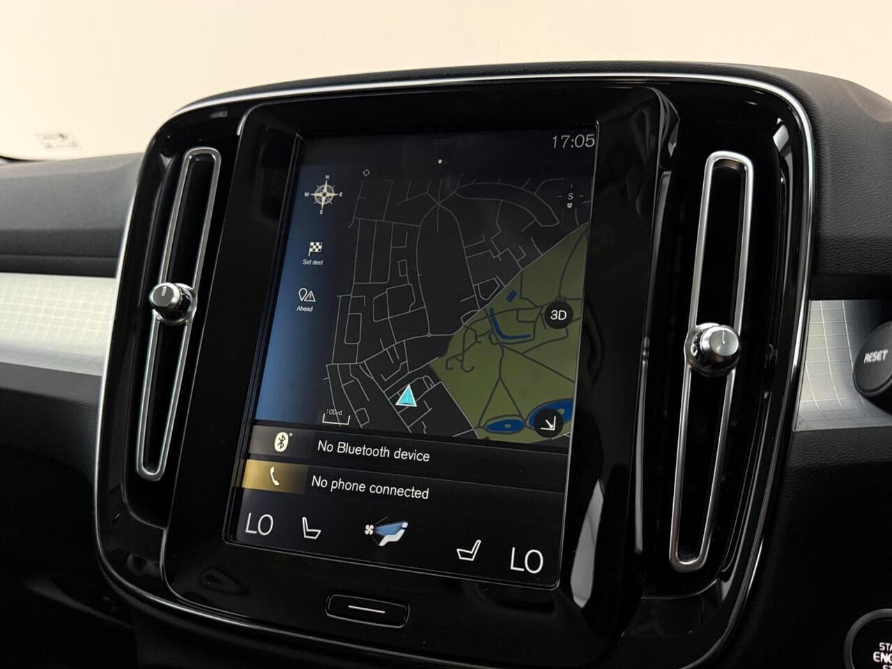 Volvo XC40 thumbnail Infotainment System