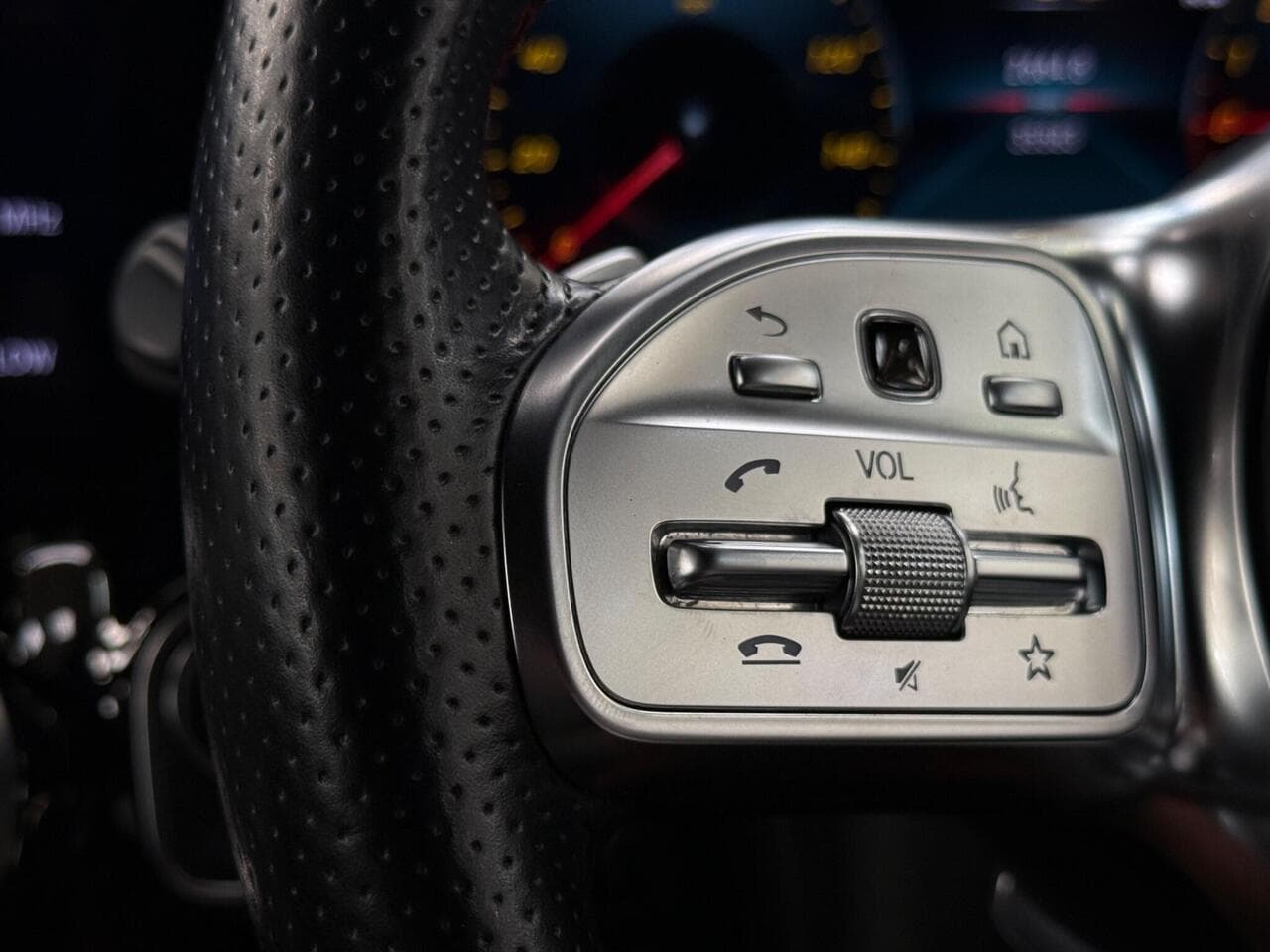 Mercedes-Benz GLA thumbnail Misc Controls