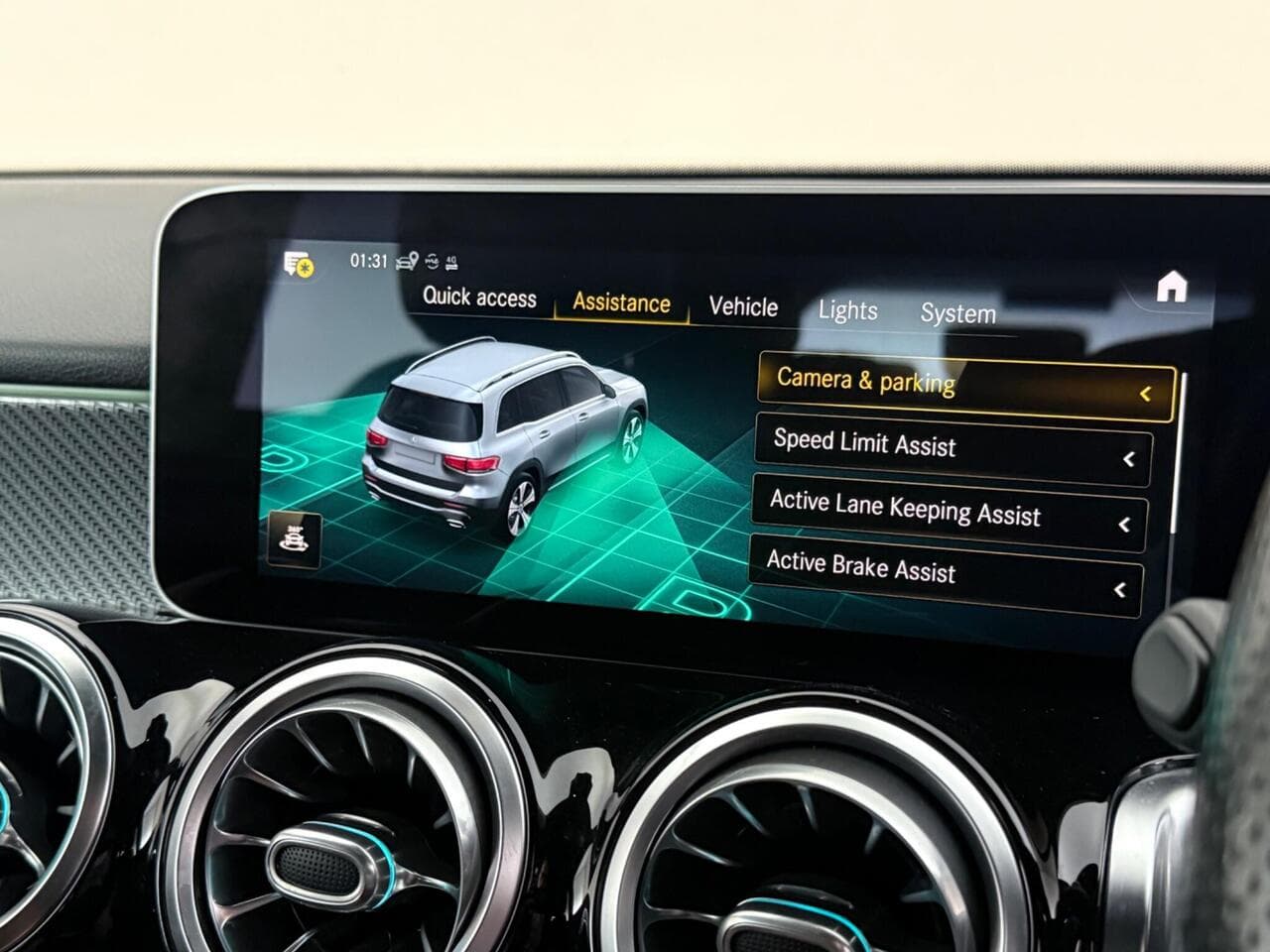 Mercedes-Benz GLB thumbnail Infotainment System