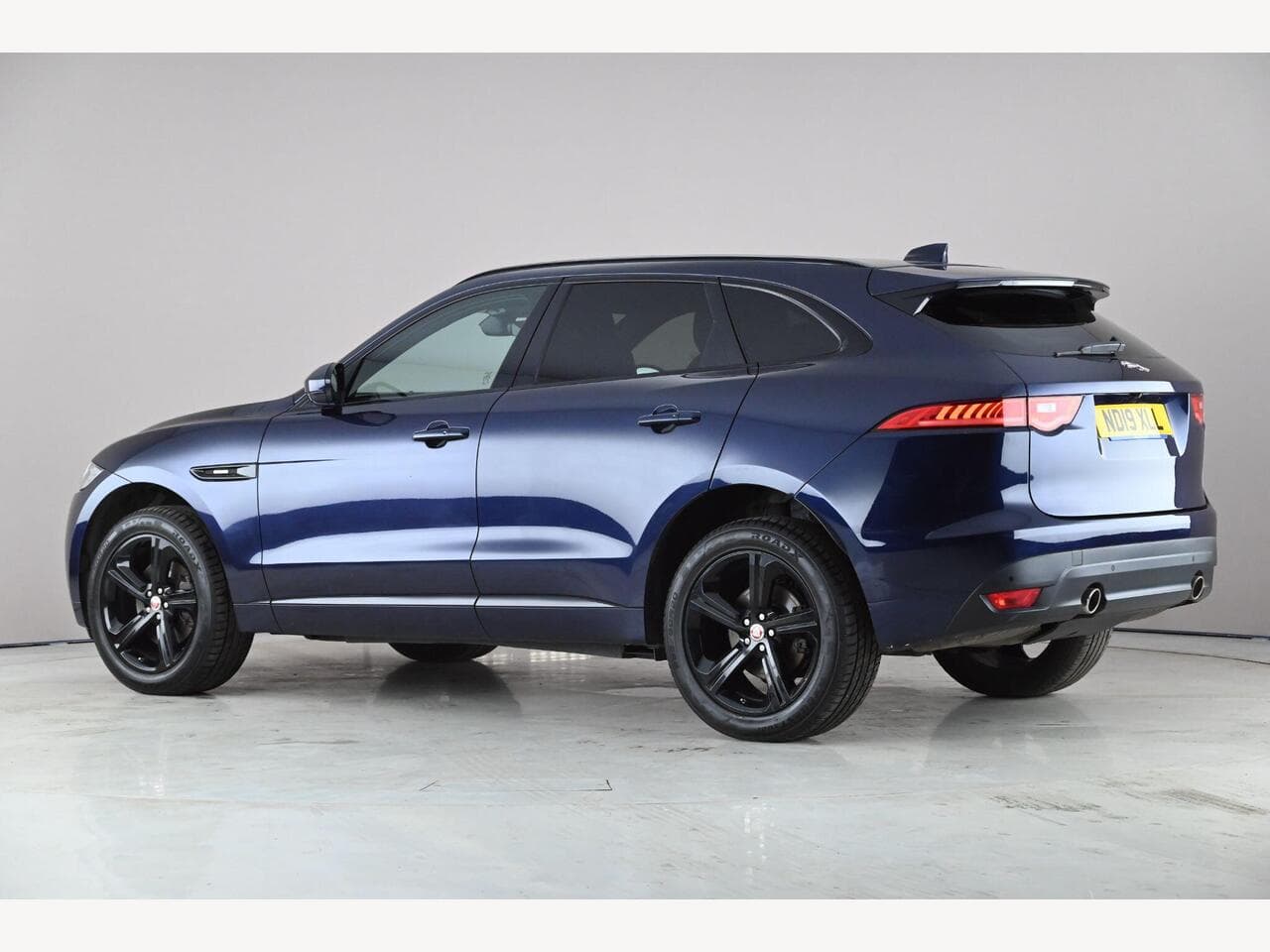 Jaguar F-PACE thumbnail Side Left