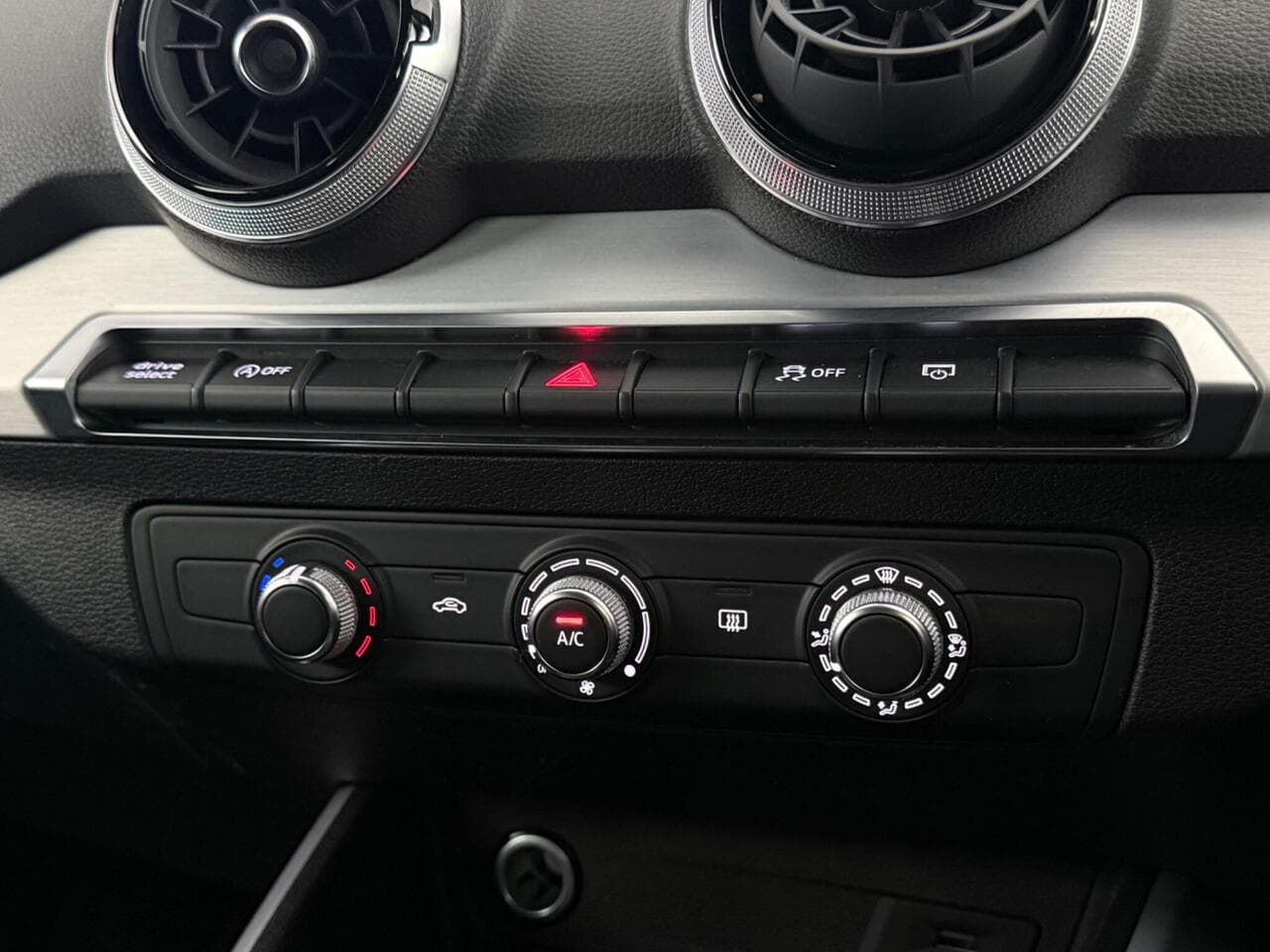 Audi Q2 thumbnail Misc Controls
