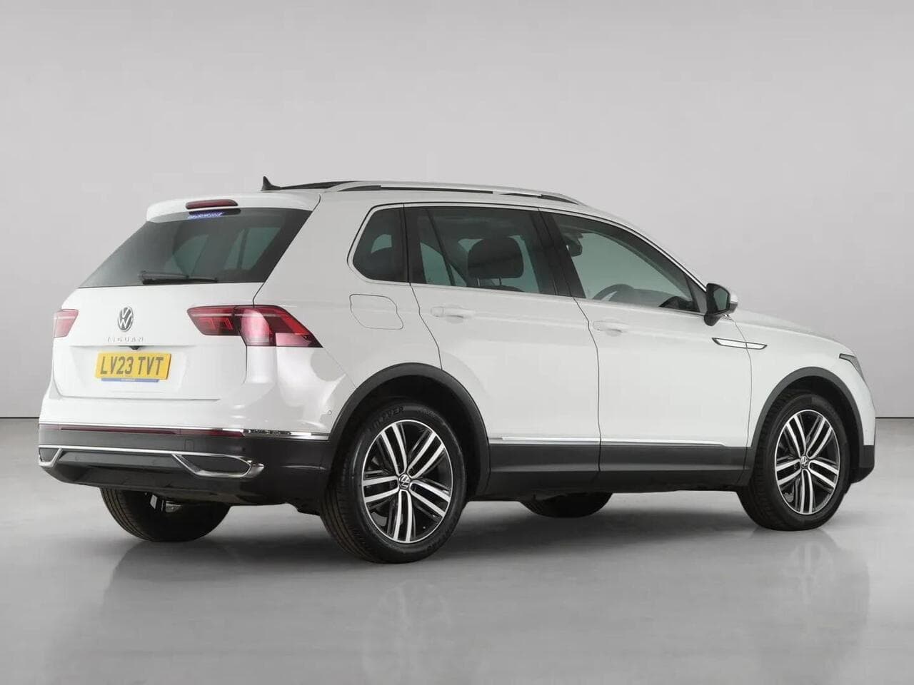 Volkswagen Tiguan thumbnail Rear Right