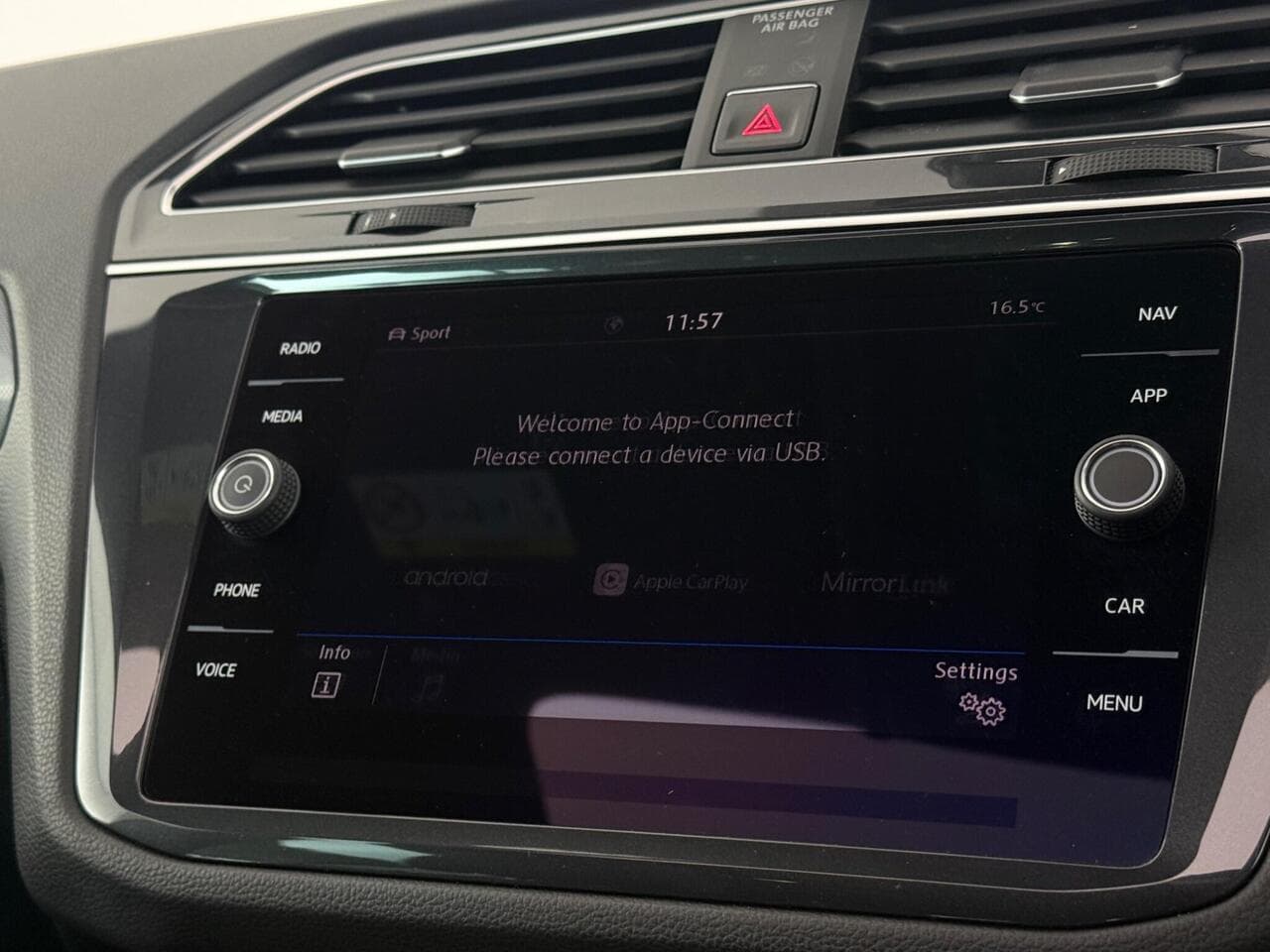 Volkswagen Tiguan thumbnail Infotainment System