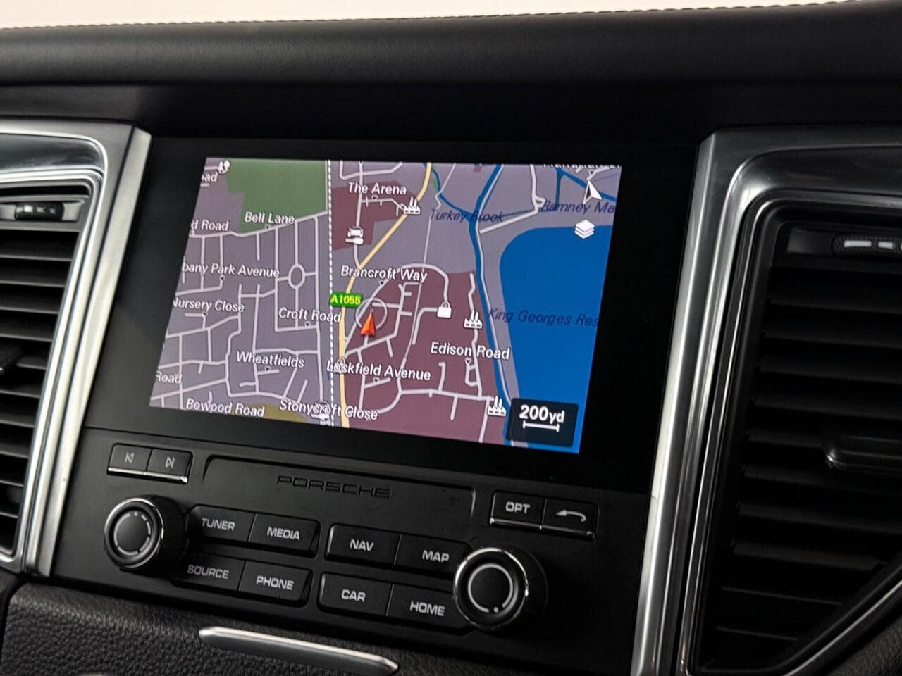 Porsche Macan thumbnail Infotainment System