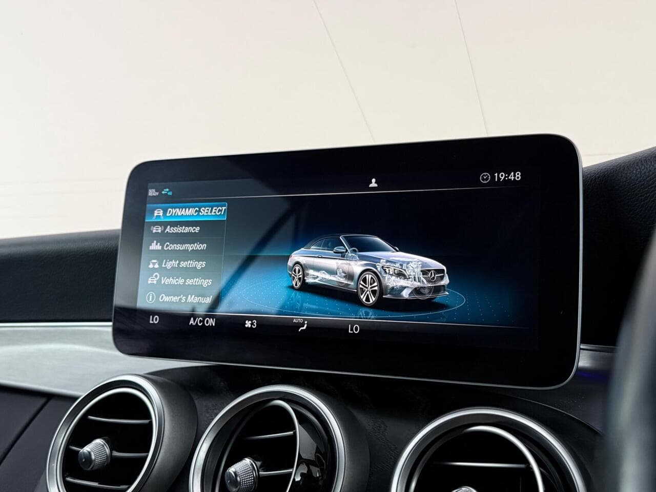 Mercedes-Benz C Class thumbnail Infotainment System